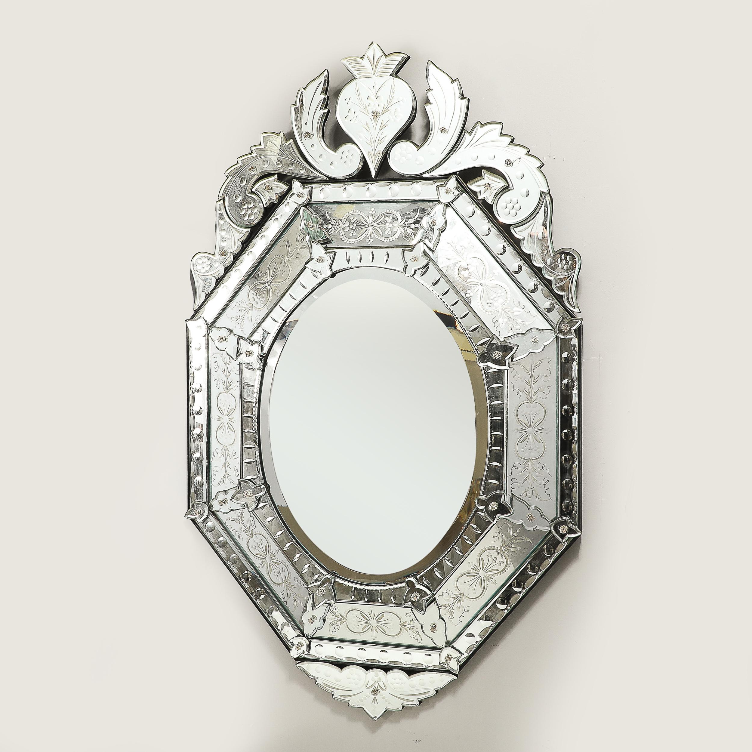 Mid-Century moderno Specchio veneziano ottagonale di metà secolo, inciso e smussato a catena in vendita