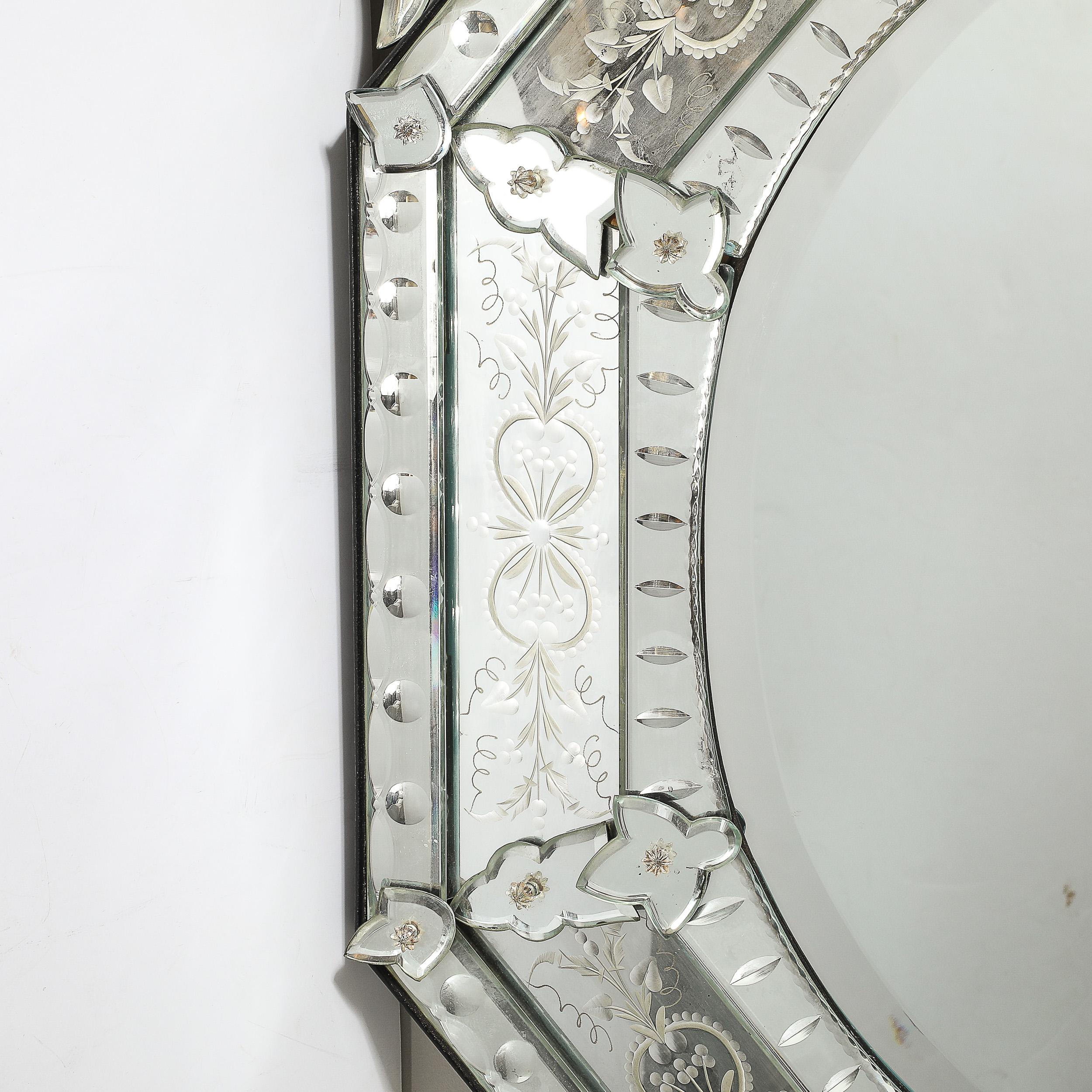 Italiano Specchio veneziano ottagonale di metà secolo, inciso e smussato a catena in vendita