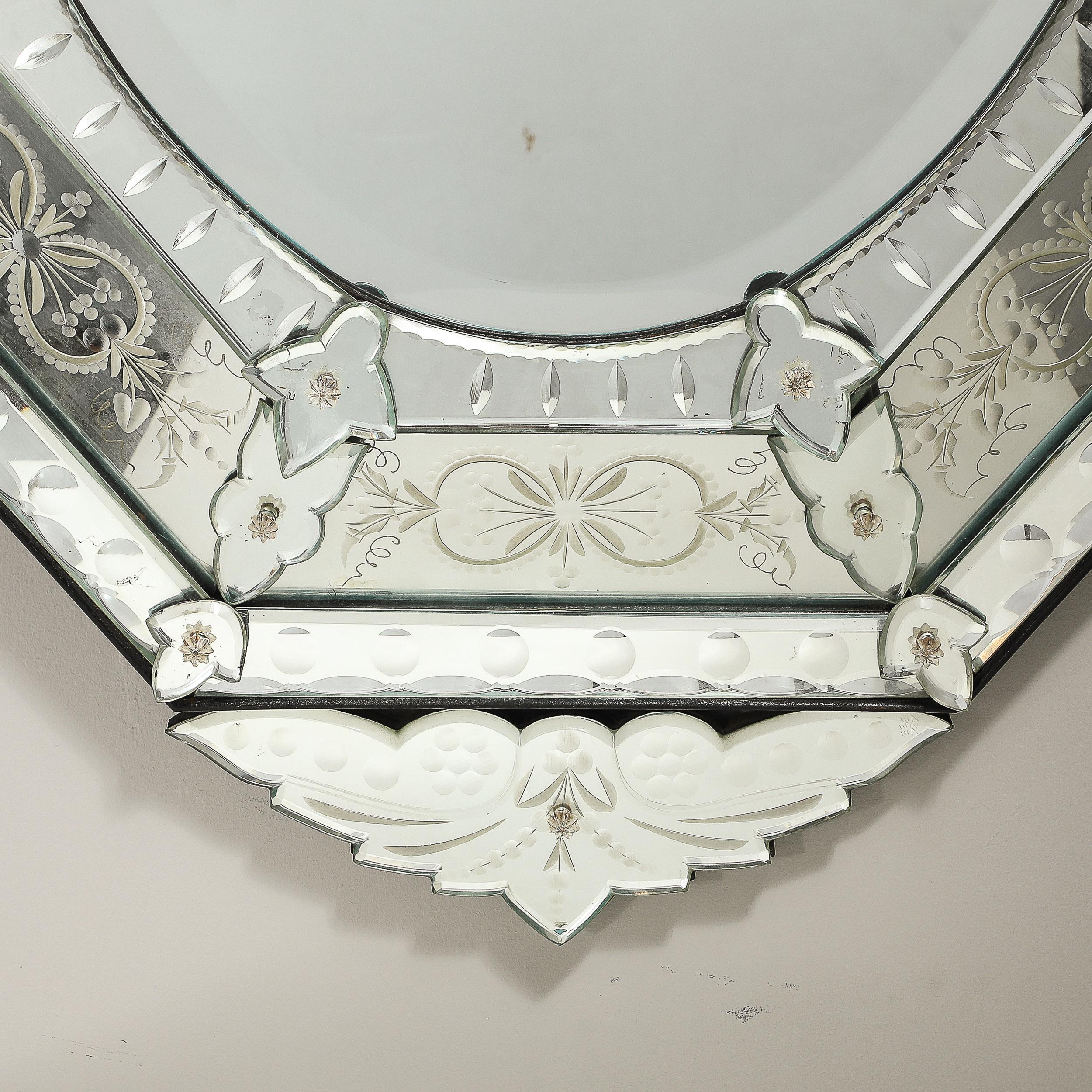 Specchio veneziano ottagonale di metà secolo, inciso e smussato a catena In condizioni ottime in vendita a New York, NY