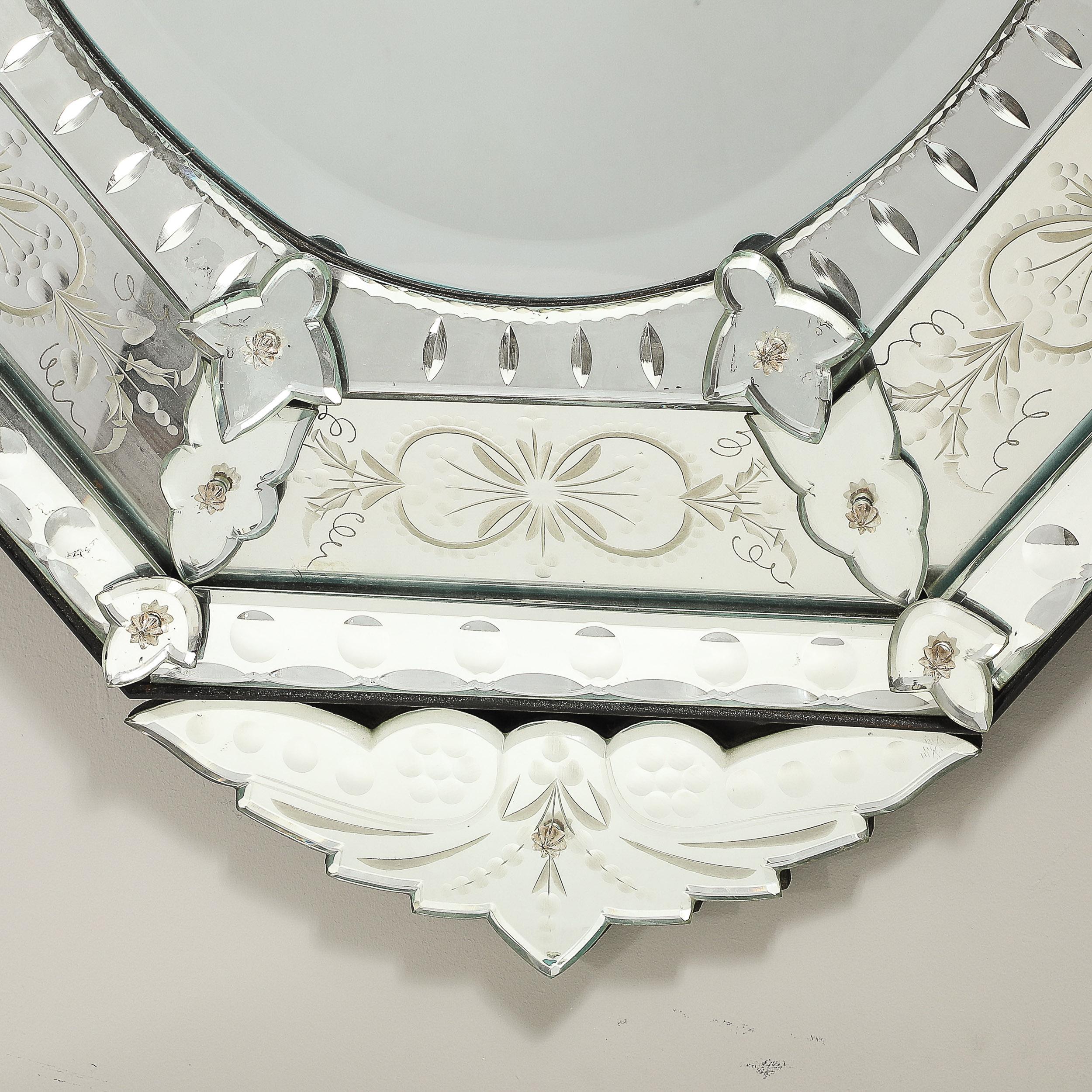 Specchio veneziano ottagonale di metà secolo, inciso e smussato a catena in vendita 1