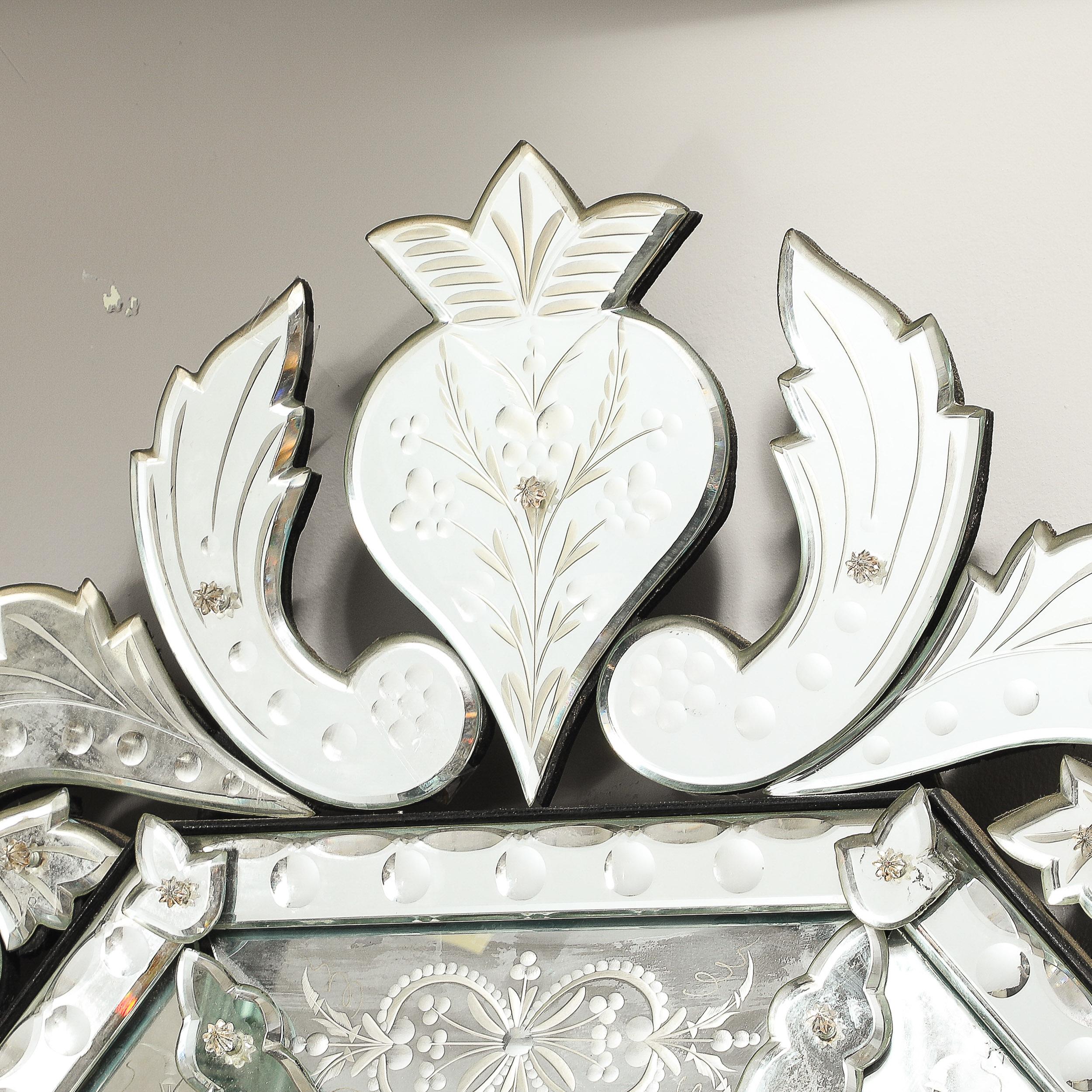 Specchio veneziano ottagonale di metà secolo, inciso e smussato a catena in vendita 3