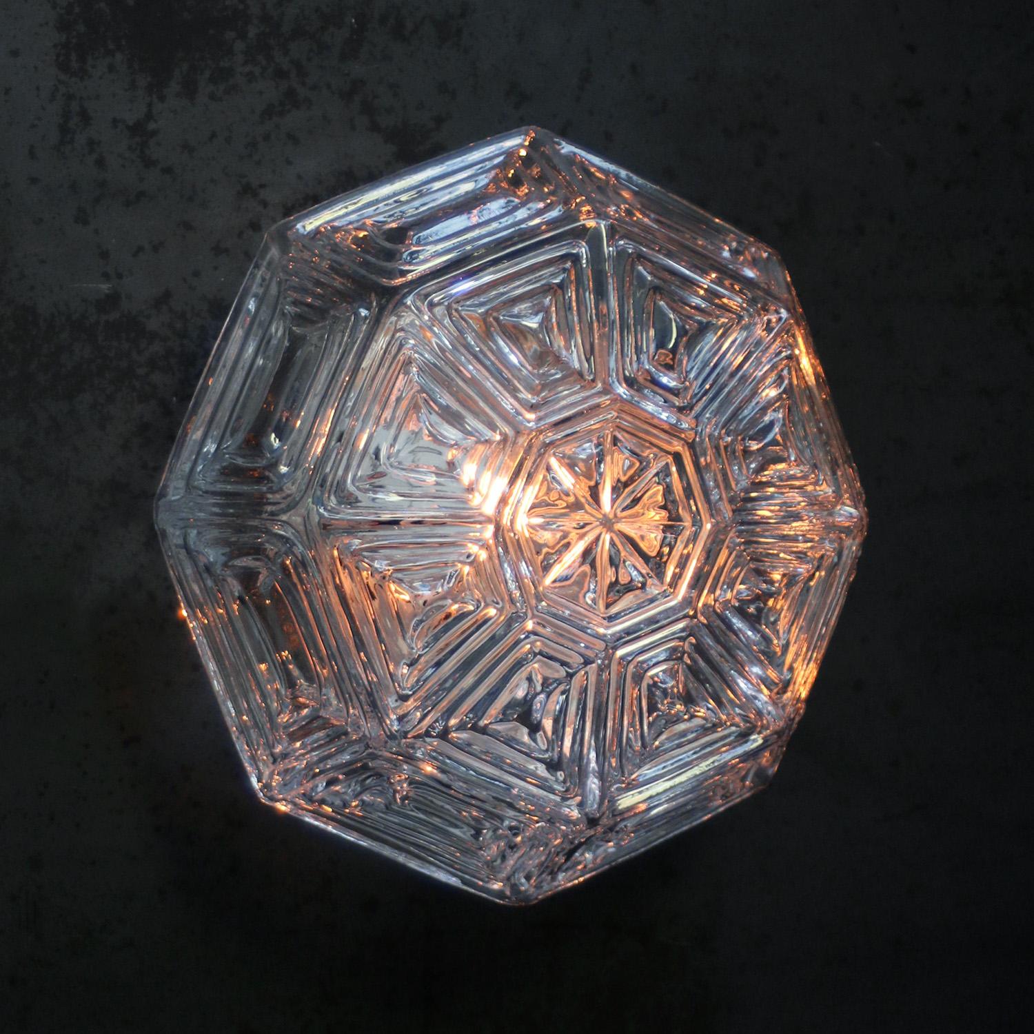 Lampada da parete o da soffitto ottagonale di metà secolo.
Base in metallo con vetro trasparente.

1960-1970

Peso: 2,20 kg / 4,9 lb

Prezzo per singolo articolo. Tutte le lampade sono state rese idonee dagli standard internazionali per le lampadine