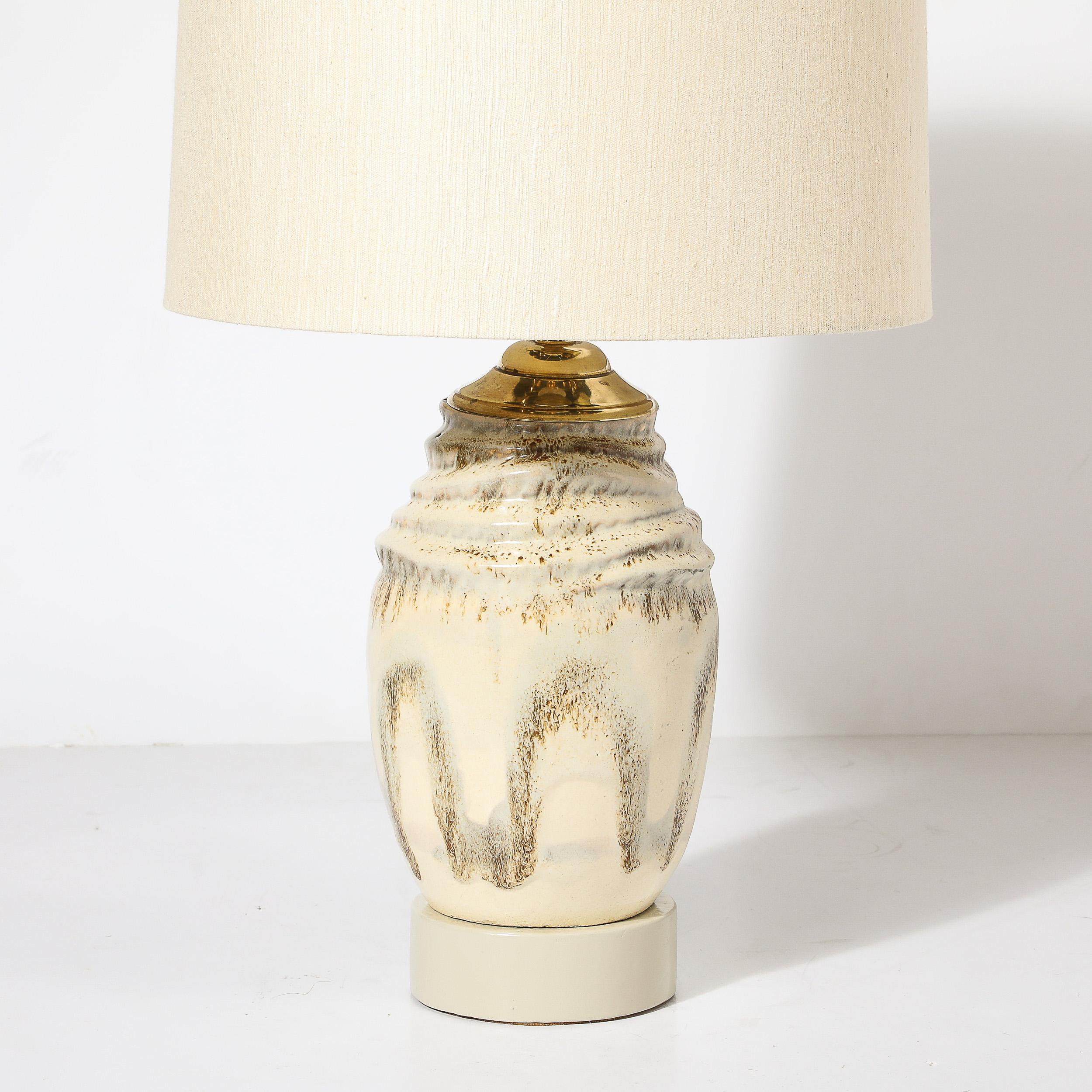 Cette superbe lampe de table en céramique émaillée blanc cassé, signée Marianna Von Allesch, est originaire des États-Unis et date d'environ 1950. Réputée pour ses techniques innovantes et son flair artistique, l'œuvre de Mme Von Allesch reste très