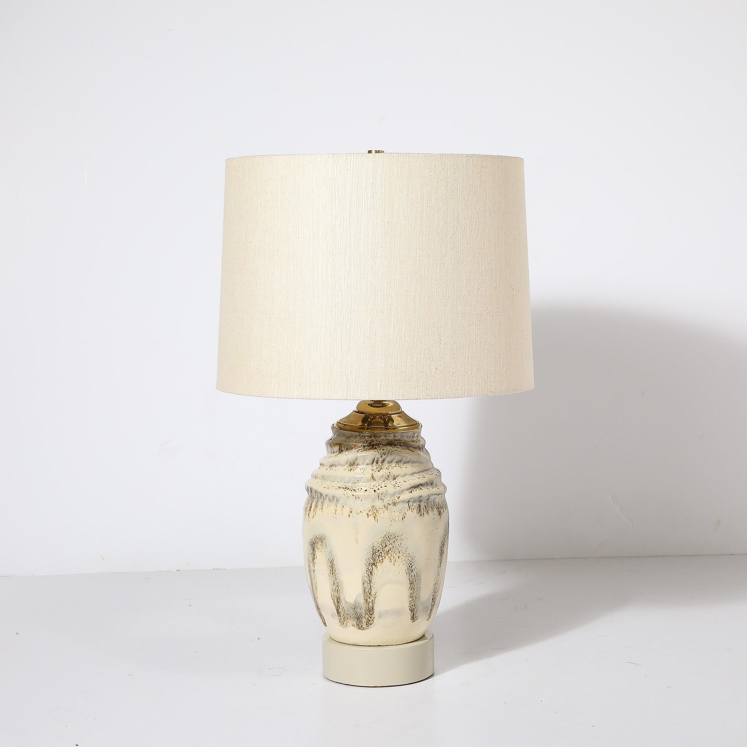 Mid-Century Modern Lampe de bureau du milieu du siècle dernier en céramique émaillée blanc cassé signée Marianna Von Allesch en vente
