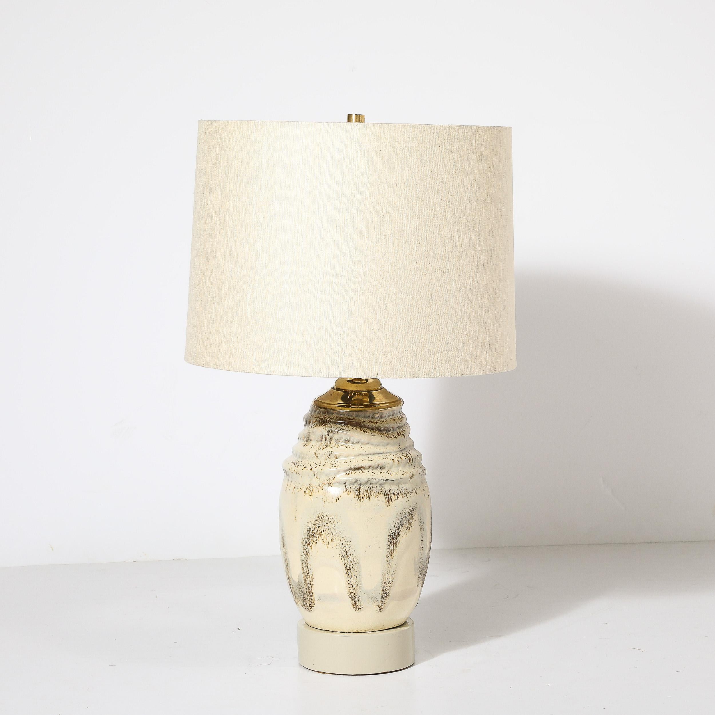 Américain Lampe de bureau du milieu du siècle dernier en céramique émaillée blanc cassé signée Marianna Von Allesch en vente