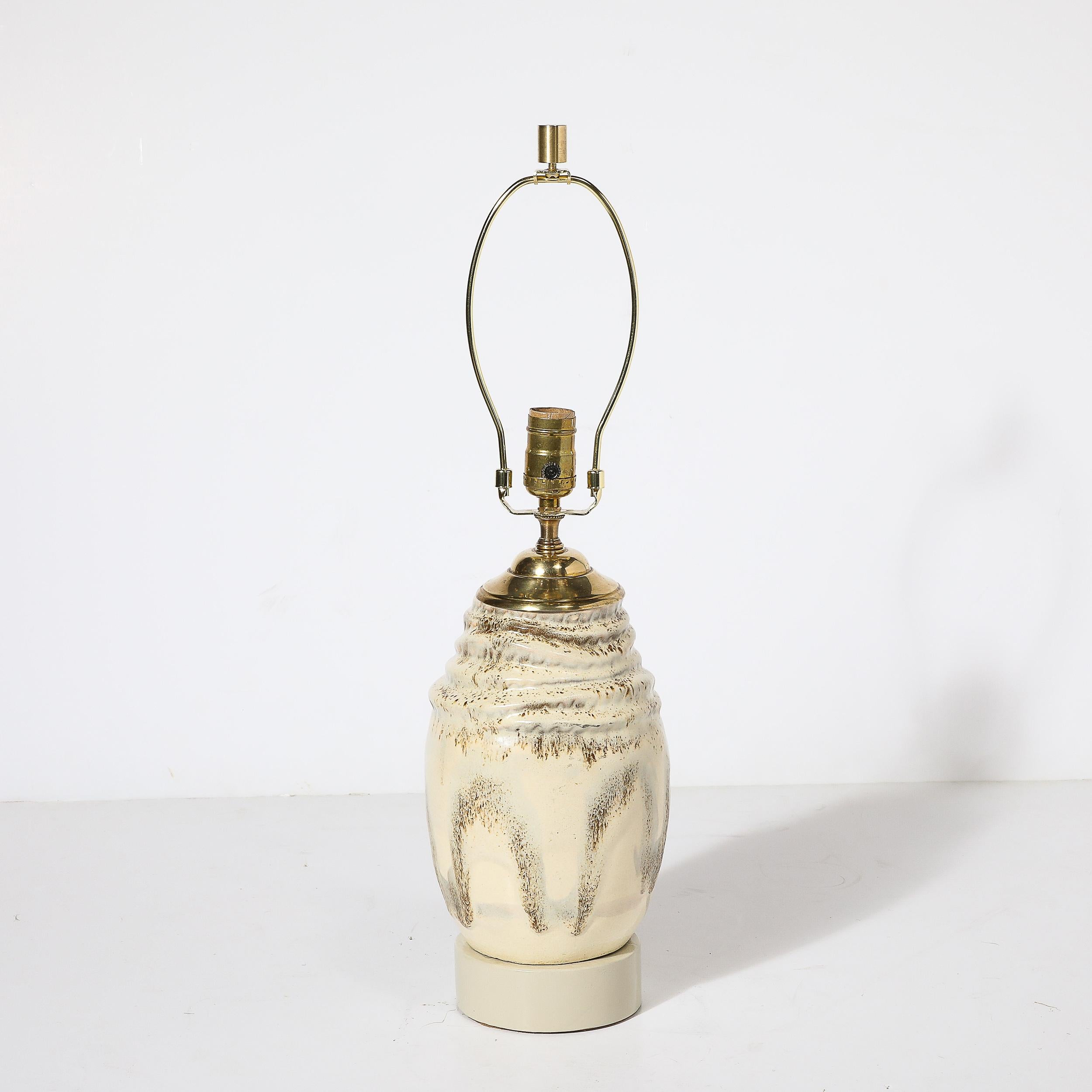 Lampe de bureau du milieu du siècle dernier en céramique émaillée blanc cassé signée Marianna Von Allesch Excellent état - En vente à New York, NY