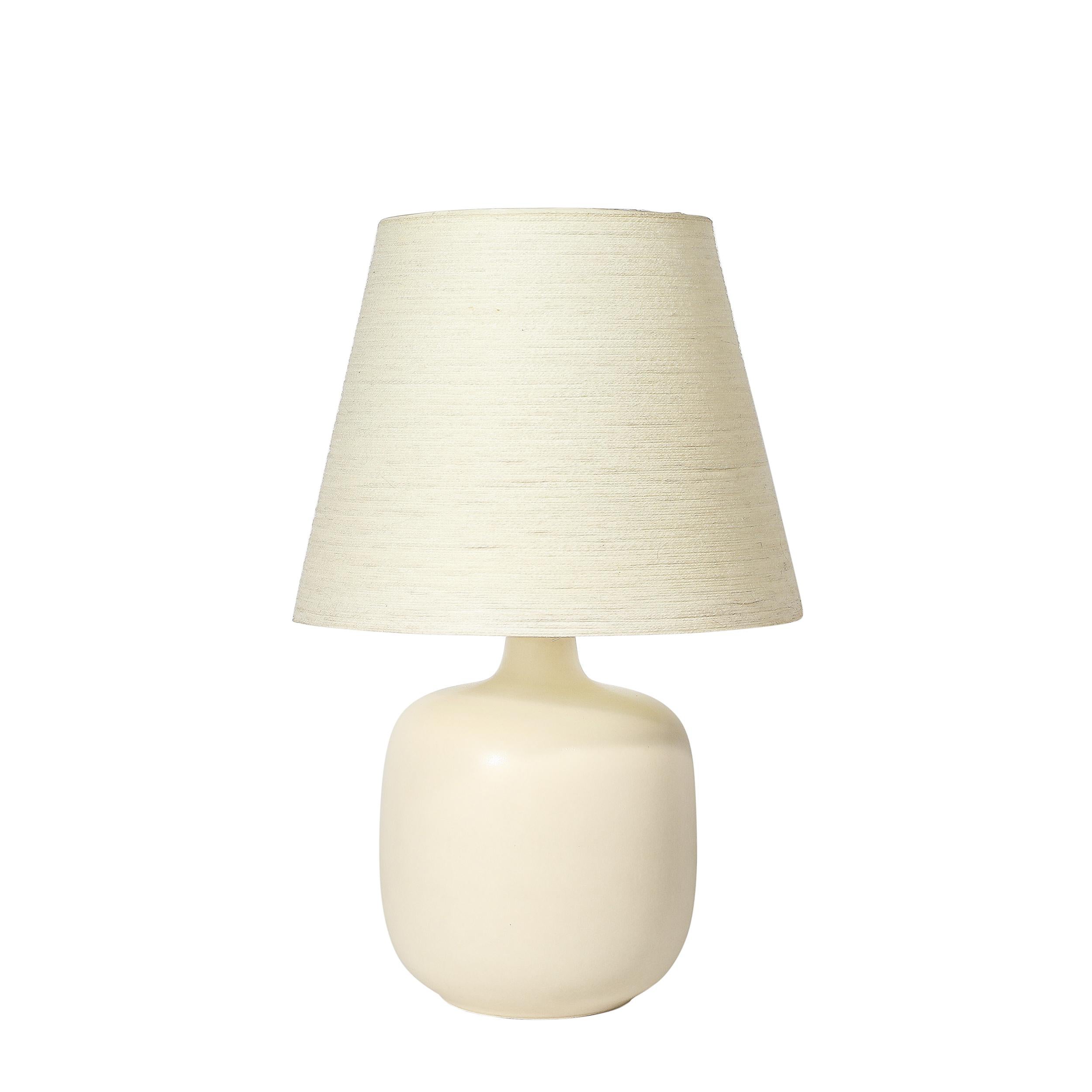 Questa splendida coppia di lampade da tavolo in ceramica della metà del secolo scorso incarna la raffinata etica del design scandinavo sostenuta da Lotte and Gunnar Bostlund. Realizzate a mano in Danimarca intorno al 1960, le lampade sono