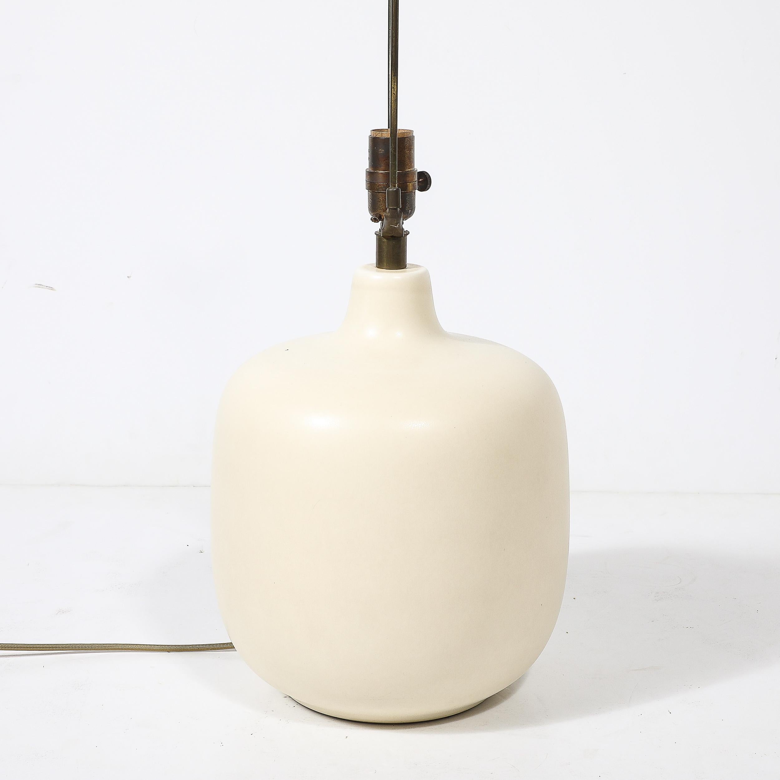 Lampade da tavolo in ceramica smaltata bianca di metà secolo di Lotte and Gunnar Bostlund In condizioni ottime in vendita a New York, NY