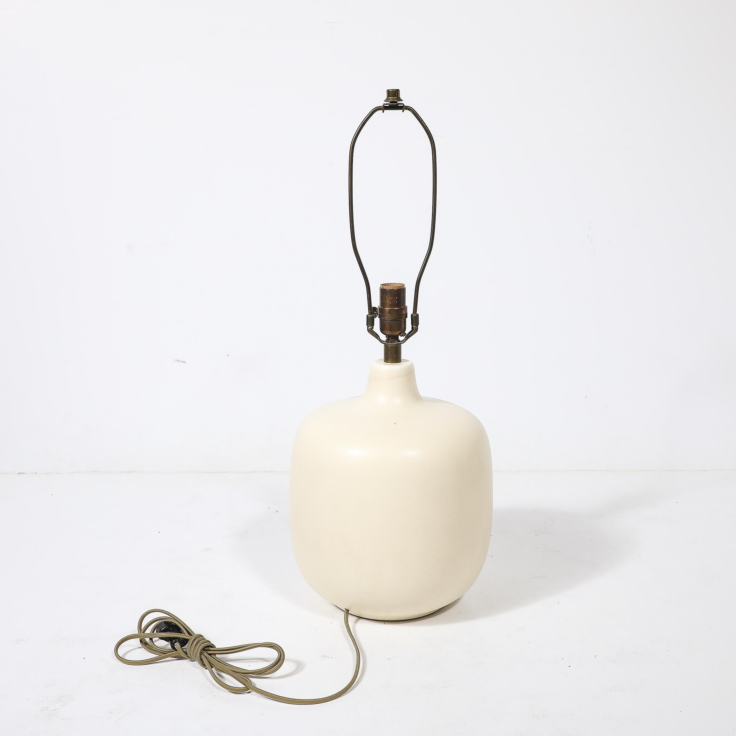 Metà XX secolo Lampade da tavolo in ceramica smaltata bianca di metà secolo di Lotte and Gunnar Bostlund in vendita