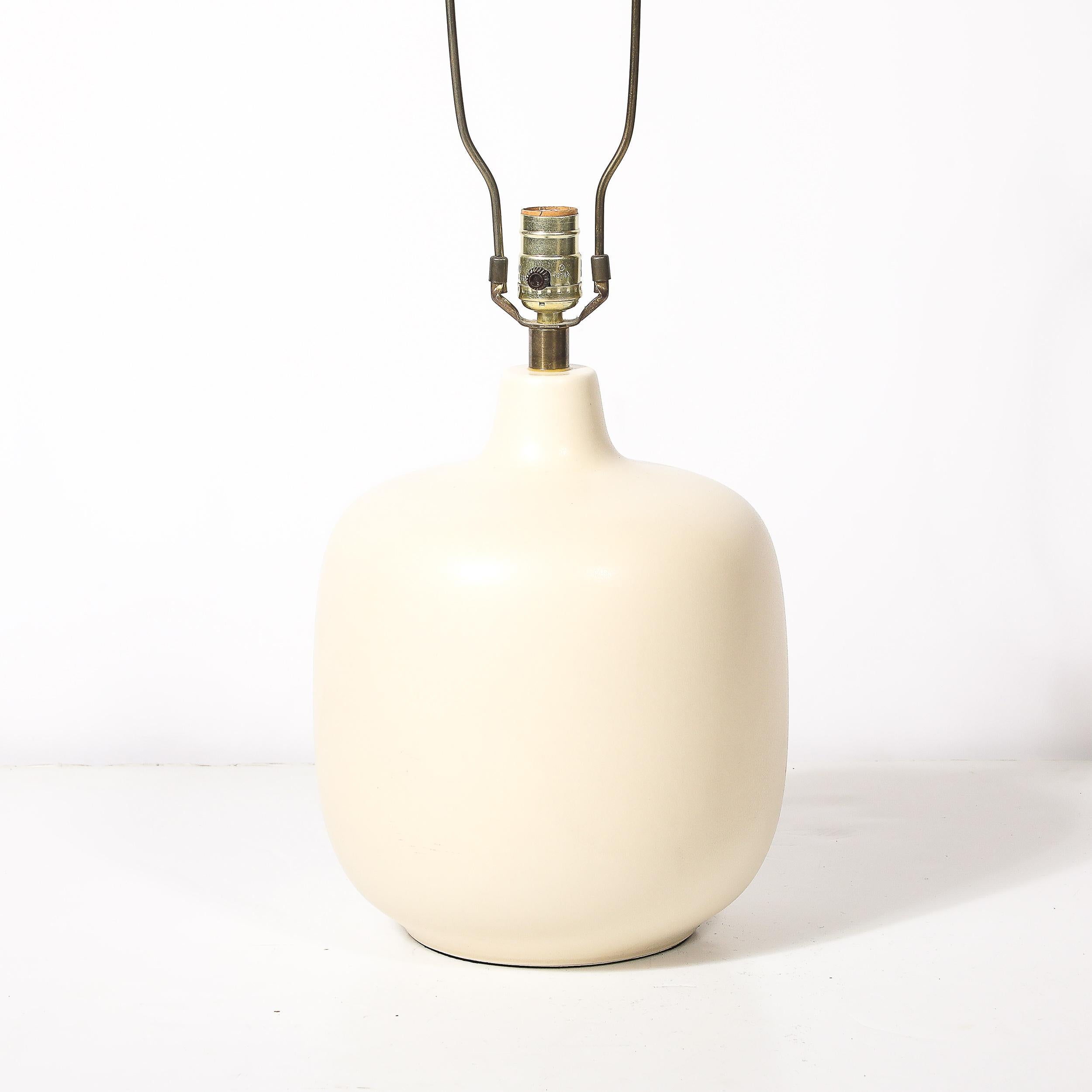 Milieu du XXe siècle Lampes de table en céramique émaillée blanc cassé du milieu du siècle par Lotte and Gunnar Bostlund en vente