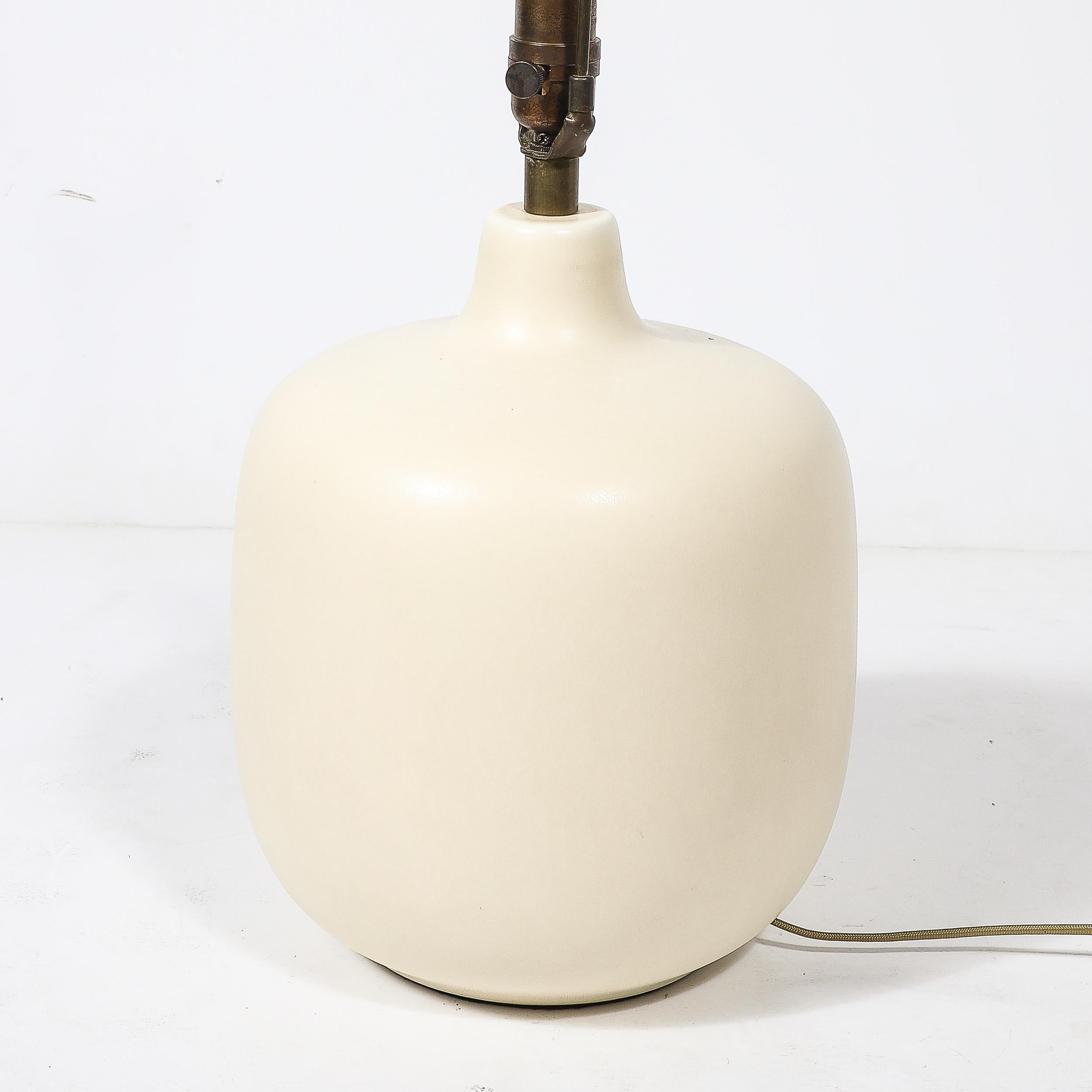 Ceramica Lampade da tavolo in ceramica smaltata bianca di metà secolo di Lotte and Gunnar Bostlund in vendita