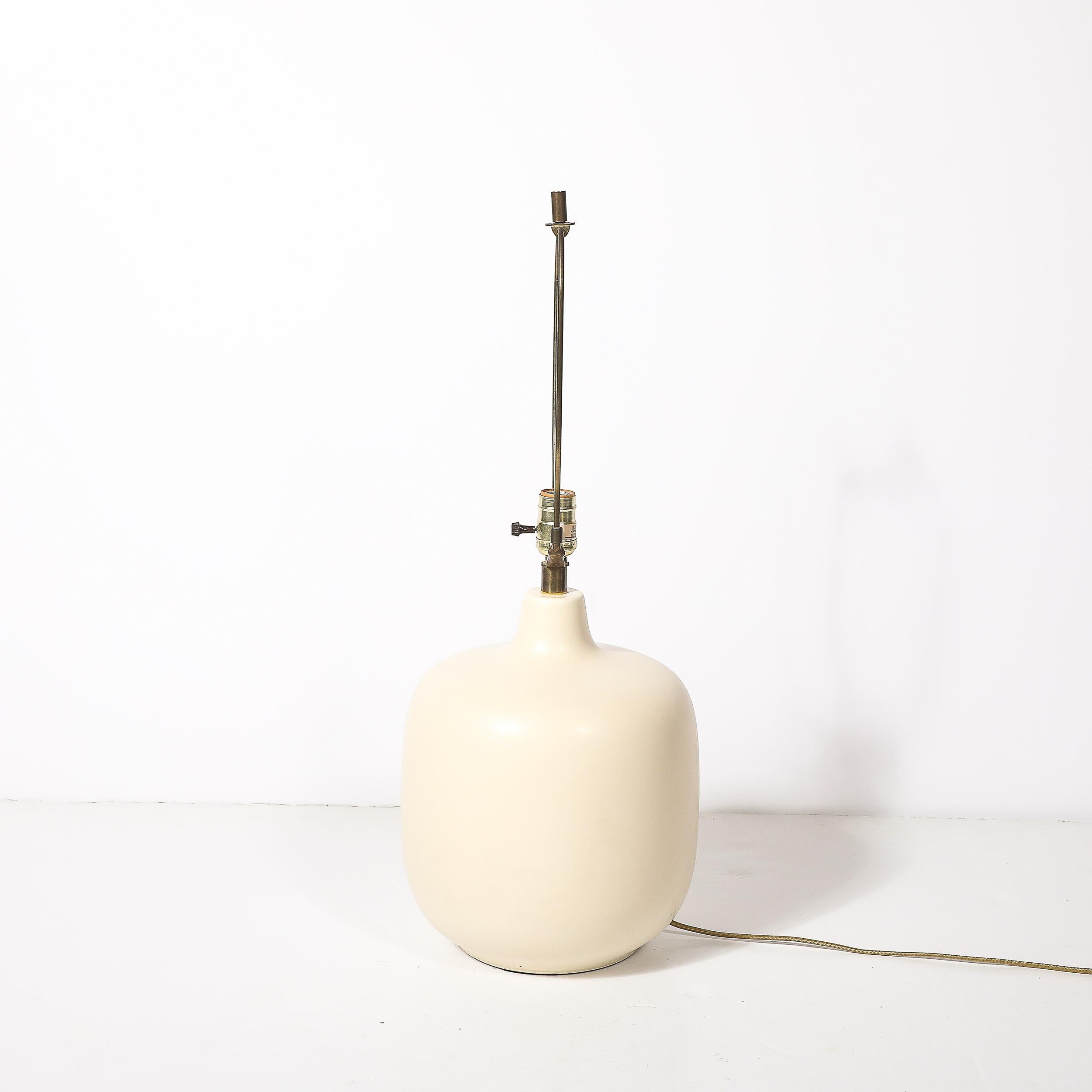 Lampes de table en céramique émaillée blanc cassé du milieu du siècle par Lotte and Gunnar Bostlund en vente 1