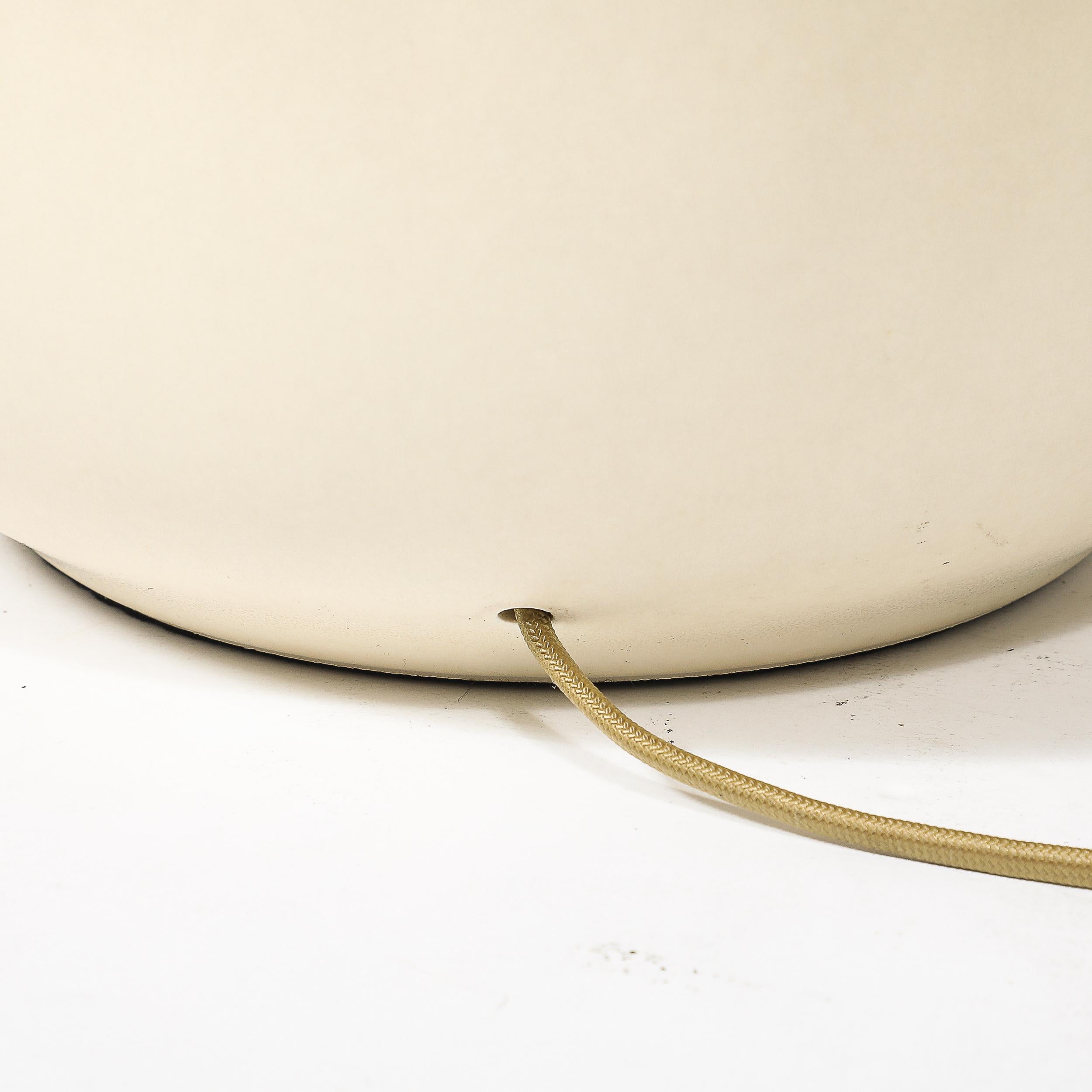 Lampade da tavolo in ceramica smaltata bianca di metà secolo di Lotte and Gunnar Bostlund in vendita 2