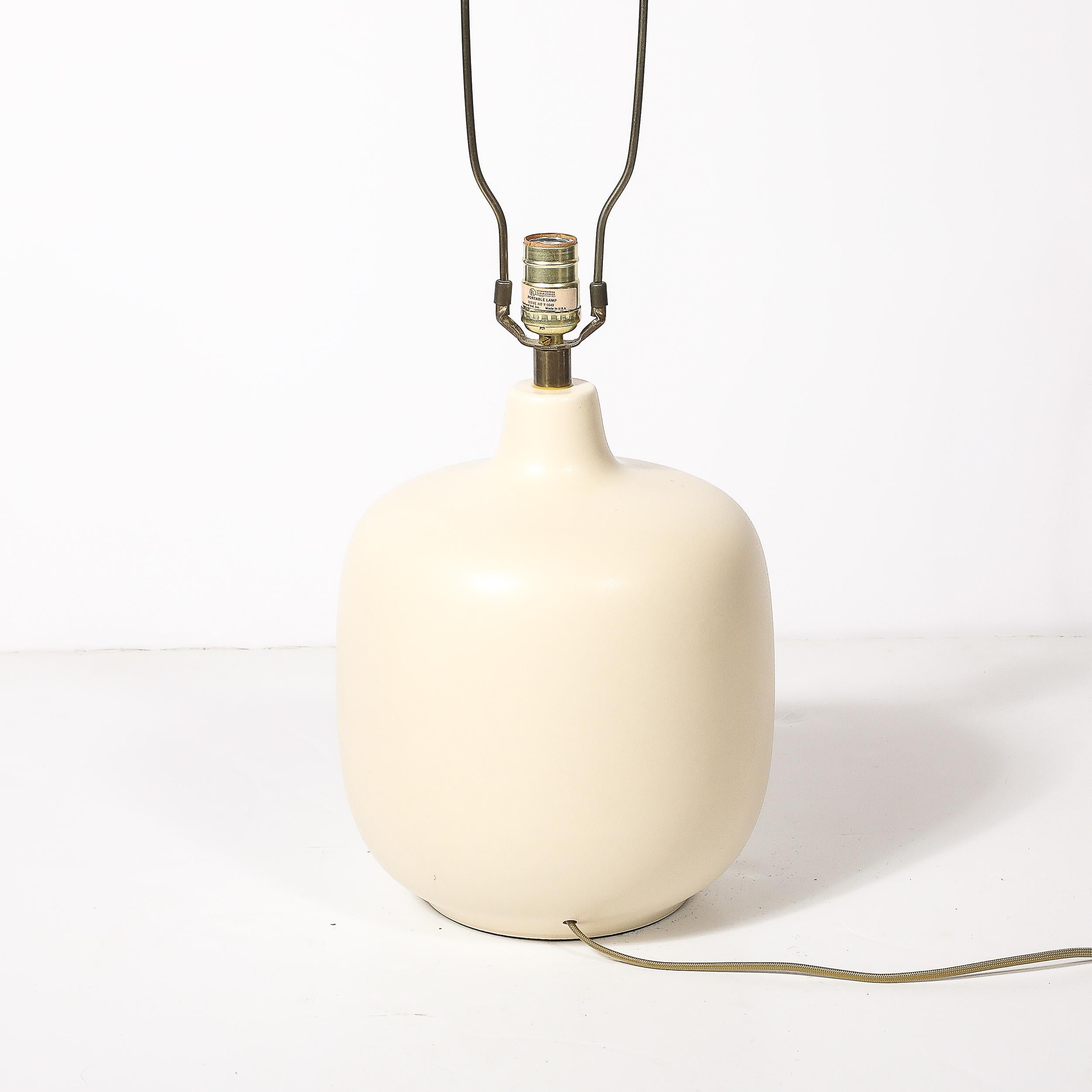 Lampes de table en céramique émaillée blanc cassé du milieu du siècle par Lotte and Gunnar Bostlund en vente 2