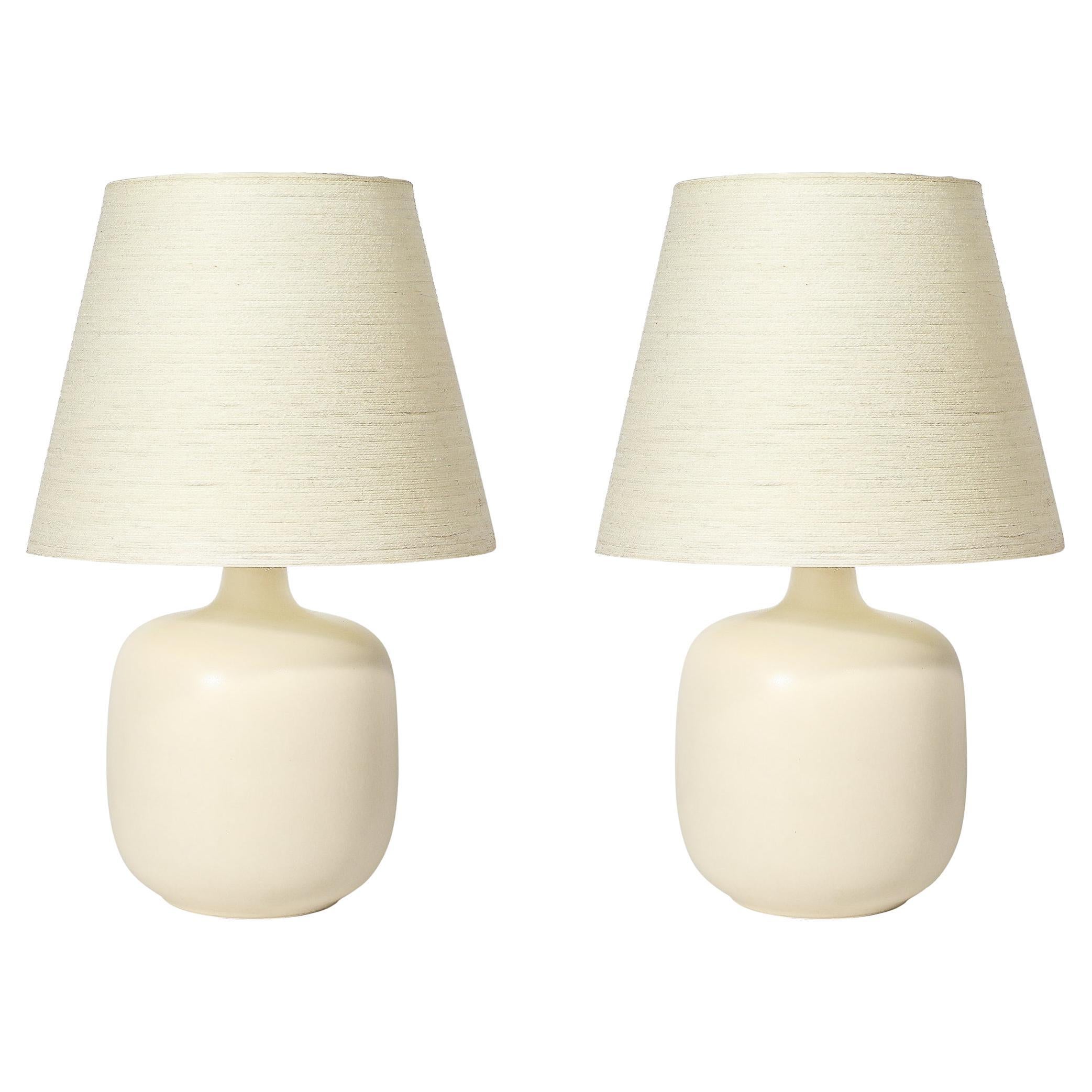 Lampade da tavolo in ceramica smaltata bianca di metà secolo di Lotte and Gunnar Bostlund in vendita