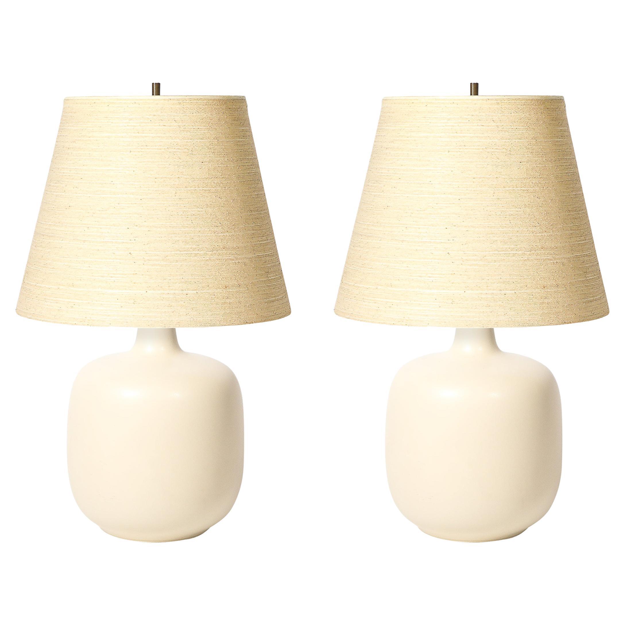 Lampes de table en céramique émaillée blanc cassé du milieu du siècle par Lotte and Gunnar Bostlund