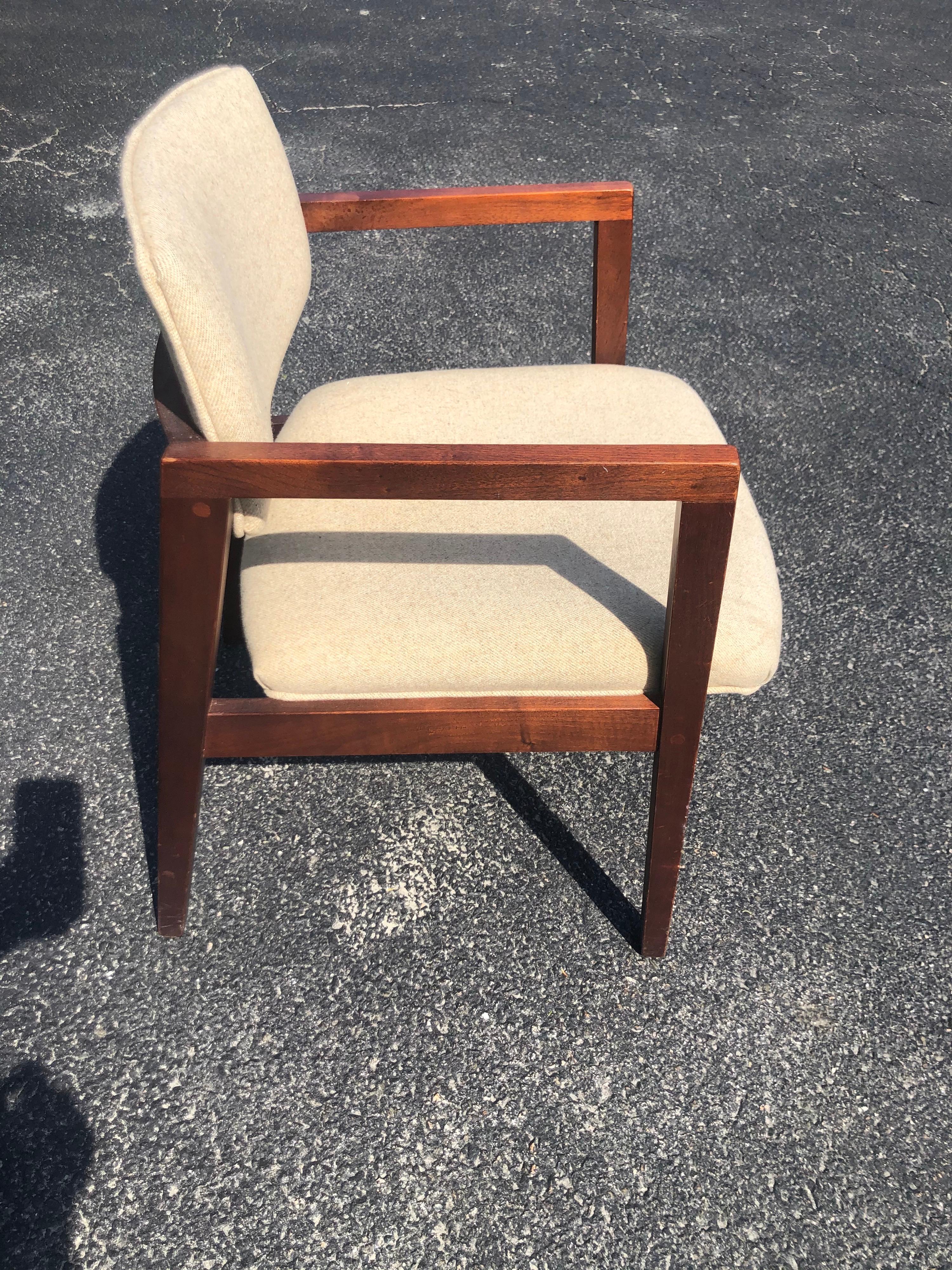 Mid century office chair by Marble Imperial Furniture. Classic style with neutral upholstery and clean lines.
Seat depth is 20 in. Seat depth is 20 in. The arm height is 26