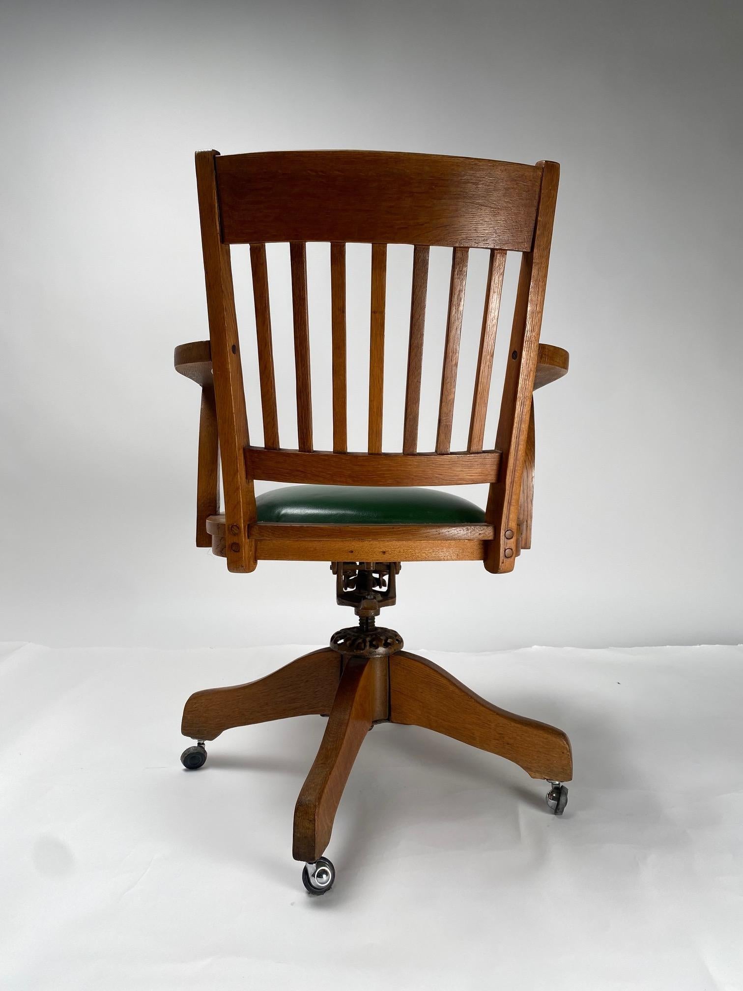 Classique américain Chaise de bureau du milieu du siècle en bois, chaise American Clerk des années 1930 en vente