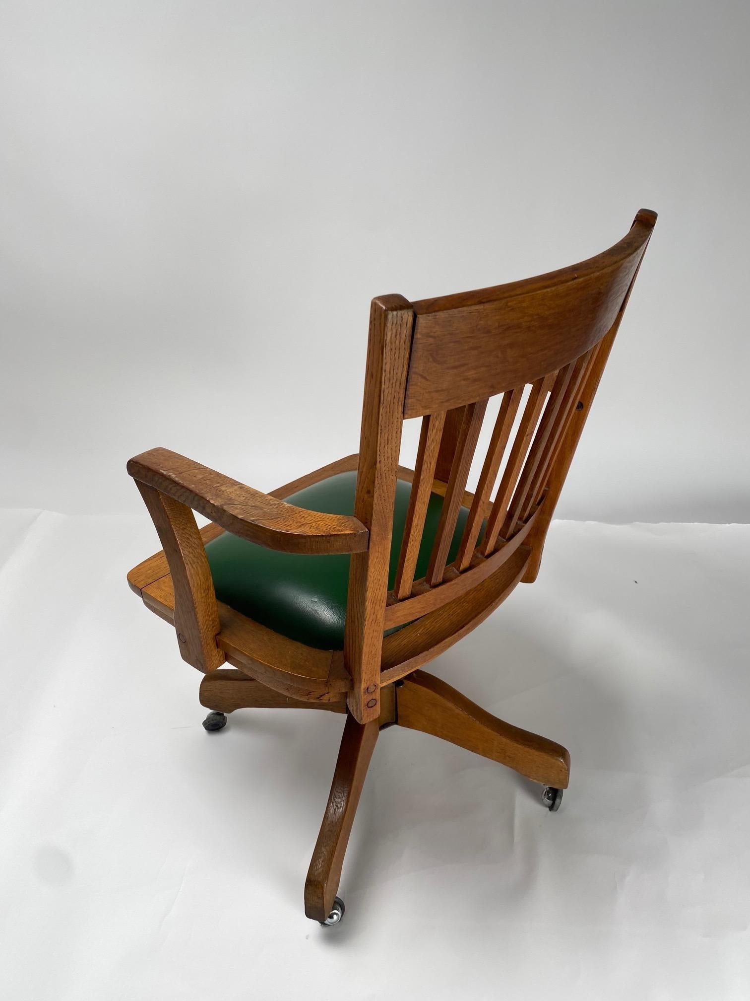 Anglais Chaise de bureau du milieu du siècle en bois, chaise American Clerk des années 1930 en vente