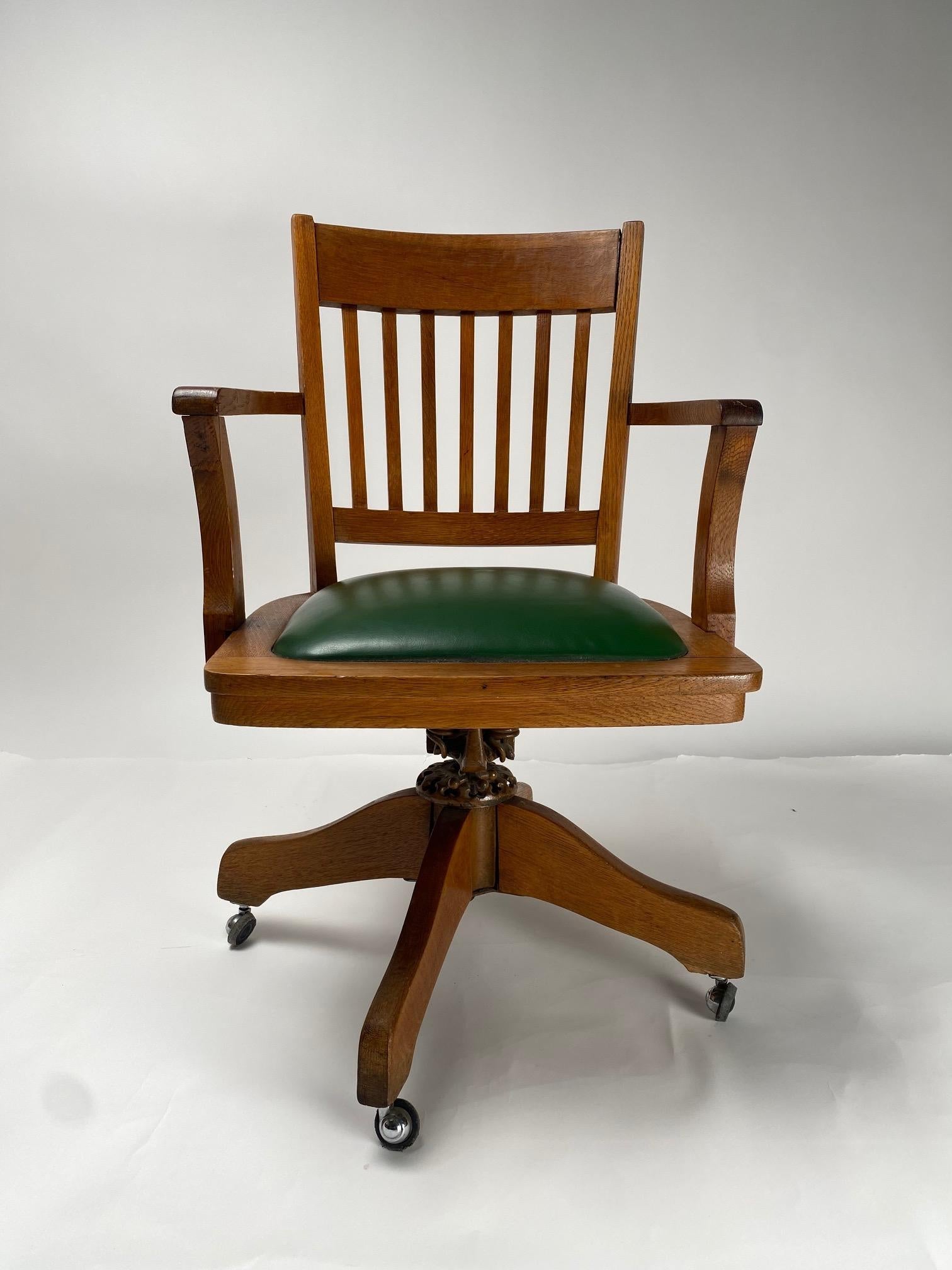 Chaise de bureau du milieu du siècle en bois, chaise American Clerk des années 1930 Bon état - En vente à Argelato, BO