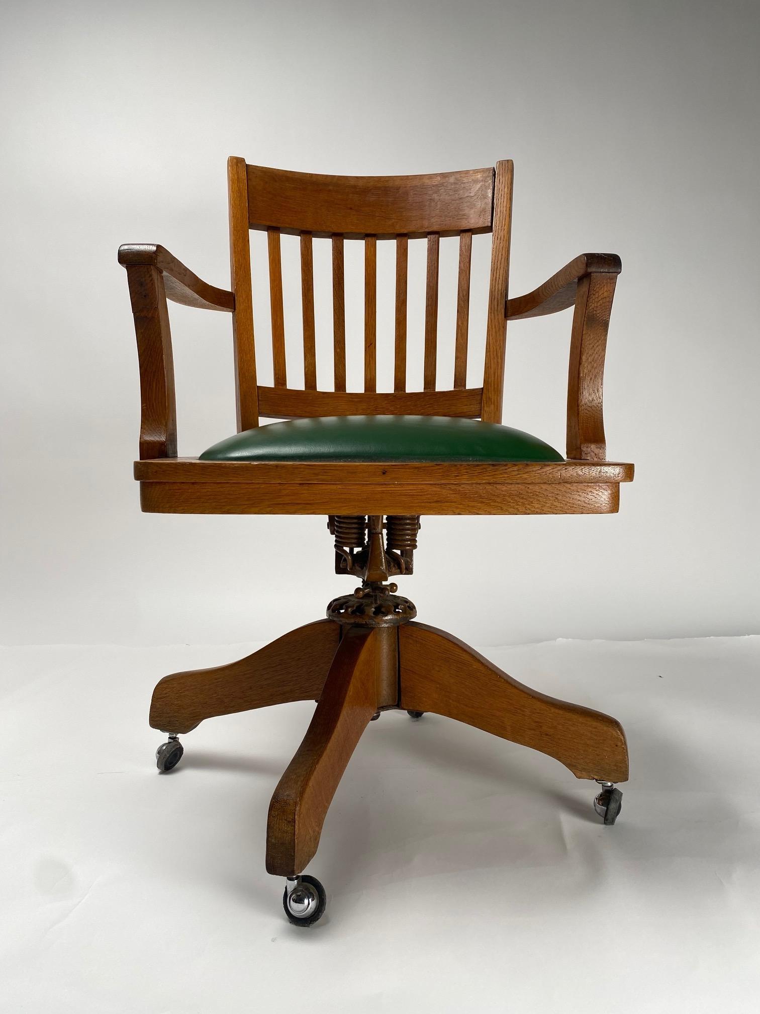 Milieu du XXe siècle Chaise de bureau du milieu du siècle en bois, chaise American Clerk des années 1930 en vente