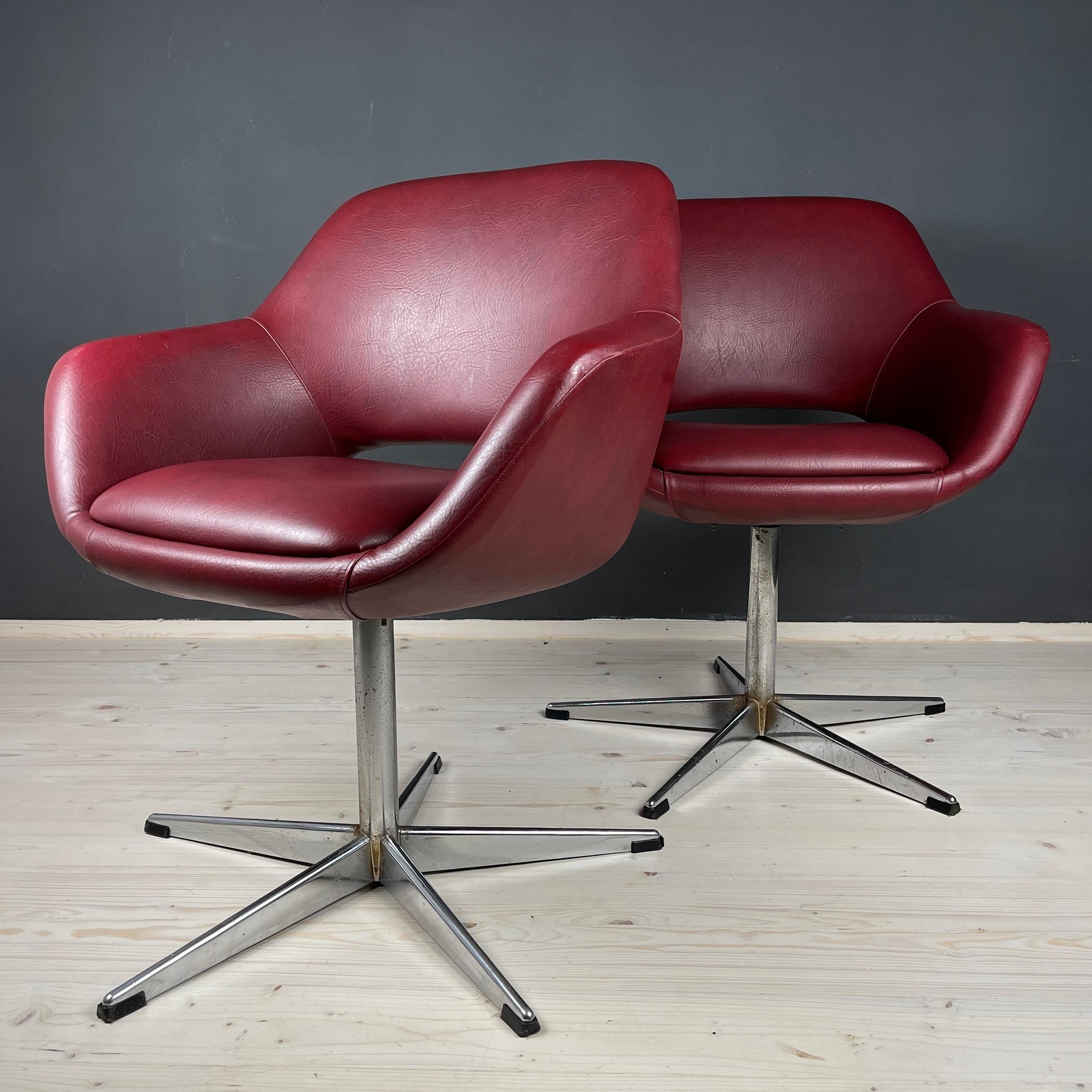 The pair of very comfortable office swivel chairs created in Yugoslavia in the 1980s in the manufacture Stol Kamnik.
Good vintage condition. The metal has a nature patina. Leatherette has no damage.