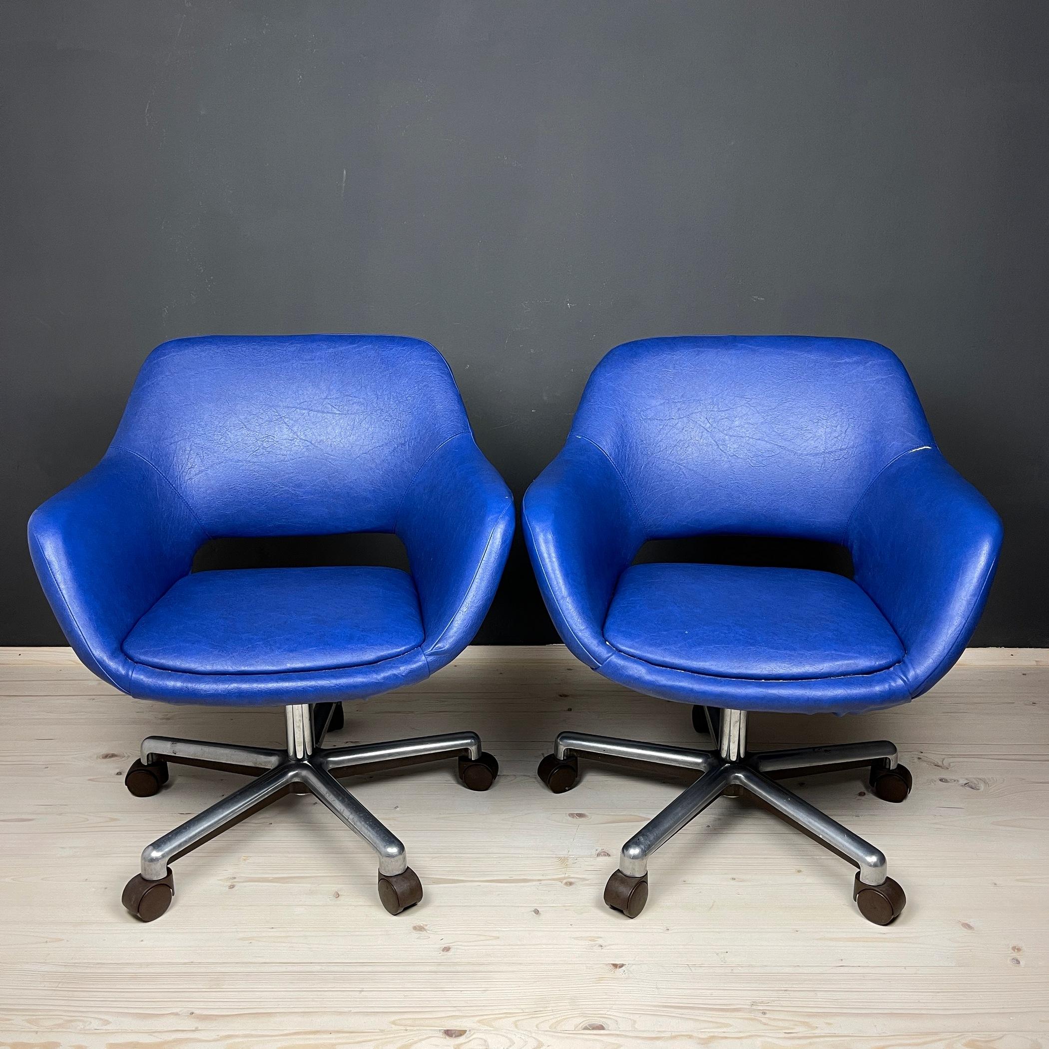 The pair of very comfortable office swivel chairs created in Yugoslavia in the 1980s in the manufacture Stol Kamnik.

Good vintage condition. There are traces of time and use. On one of the chairs, the leather parted at the seam.

Dimensions:
Width: