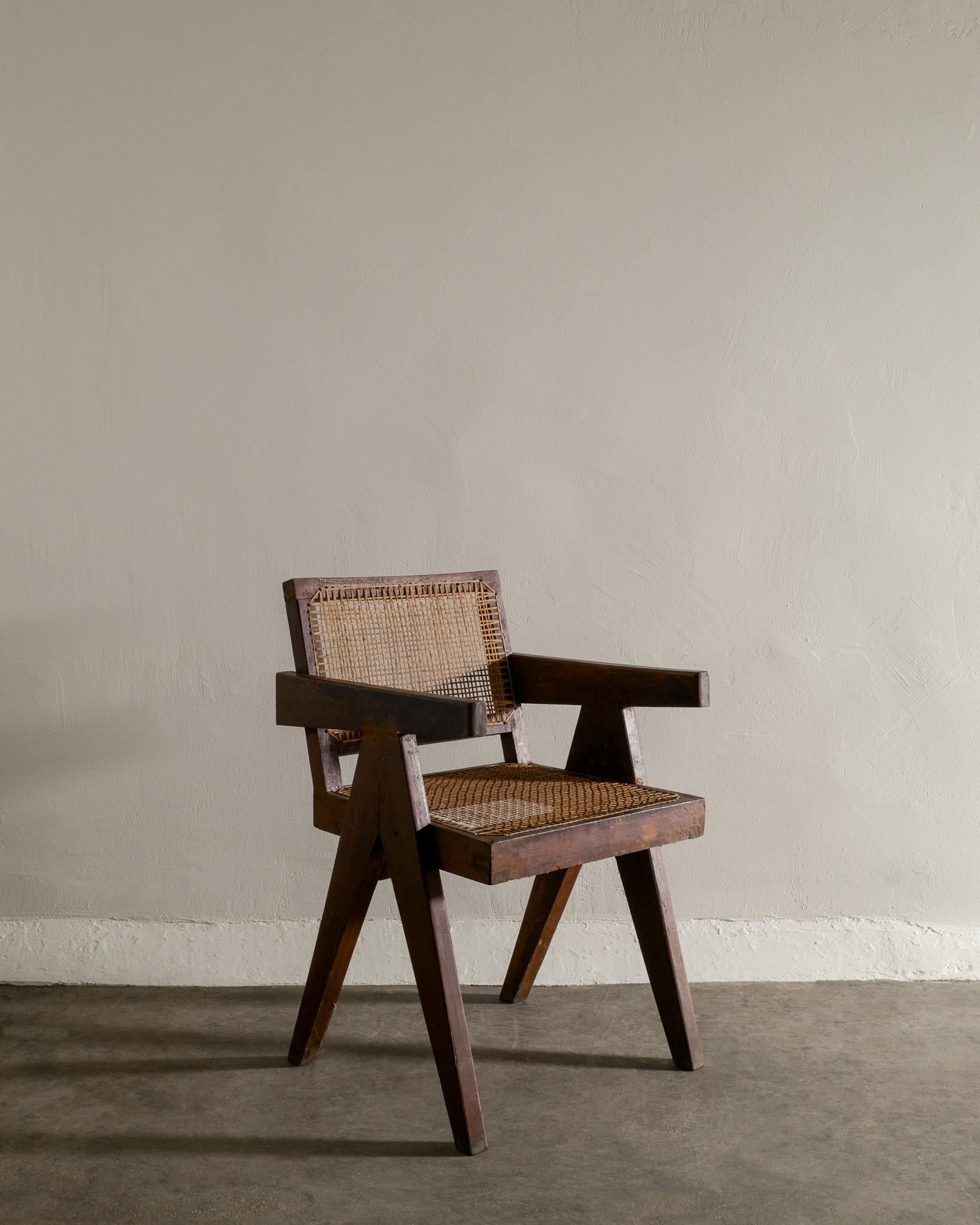 Rare chaise de bureau de milieu de siècle en teck massif teinté et rotin par Pierre Jeanneret / Le Corbusier pour leur projet Chandigarh en Inde dans les années 1950. En bon état vintage. Signé 