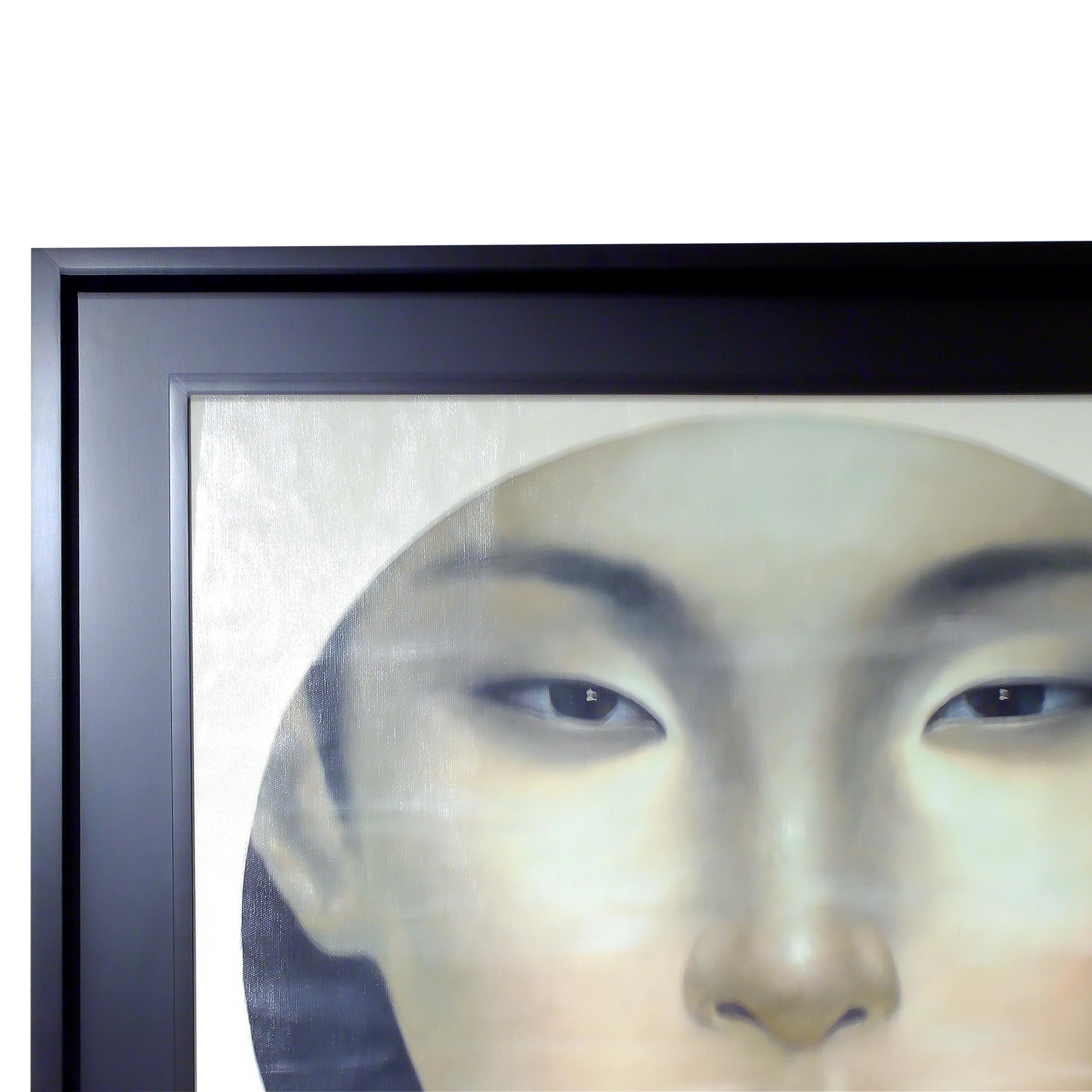 Questo ritratto a olio su tela raffigura una ragazza orientale, probabilmente della metà del secolo scorso, rappresentata con un'impressionante miscela di realismo e astrazione. Il suo viso è illuminato in modo soffuso, con ombreggiature delicate