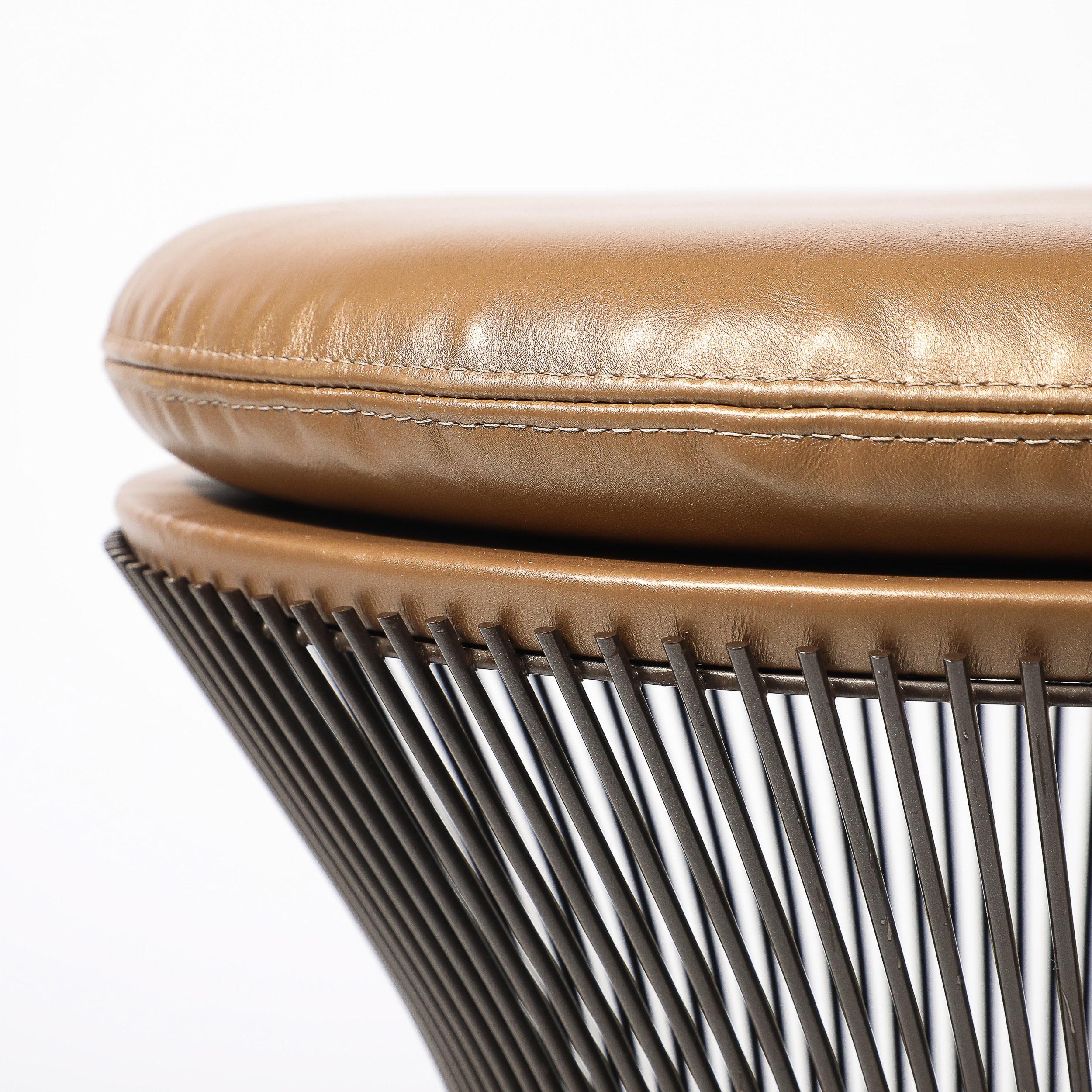 Dieser von Warren Platner entworfene und mit luxuriösem HOLLY HUNT-Leder gepolsterte Hocker aus der Mitte des Jahrhunderts, der um 1970 in Amerika hergestellt wurde, ist eine Bereicherung für Ihren Raum. Dieser Hocker ist ein Beispiel für das