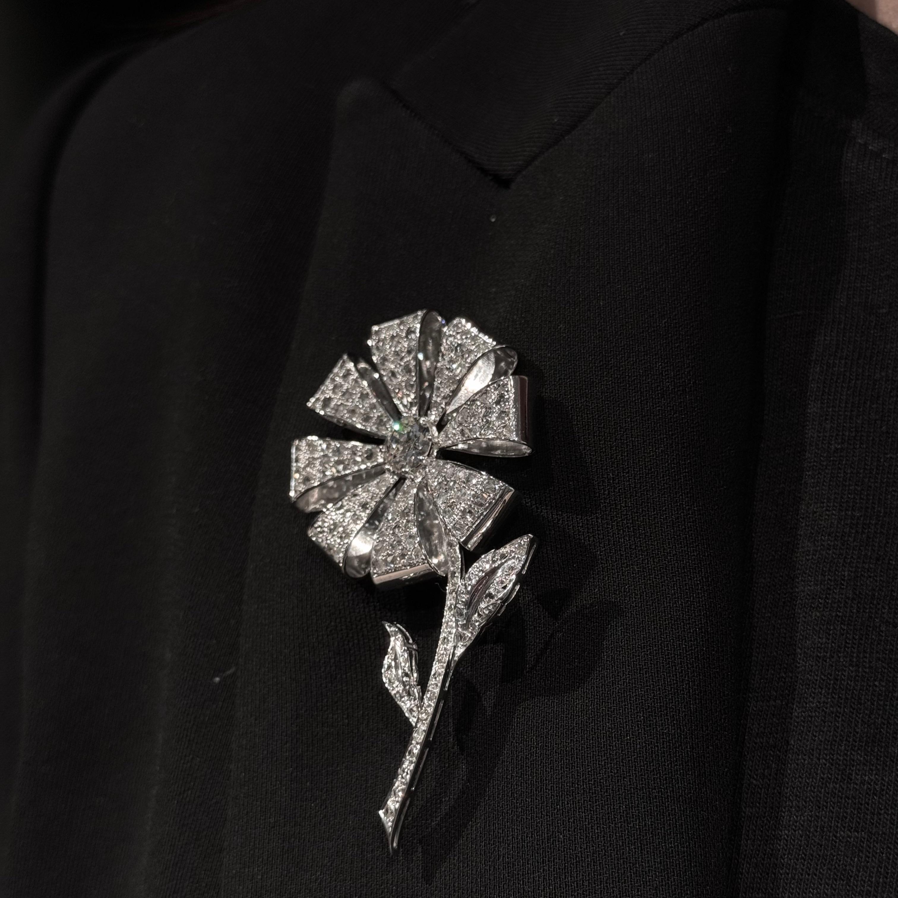 Broche Floral de Diamantes Corte Brillante de Mediados de Siglo Oro Blanco Portugués en venta 4