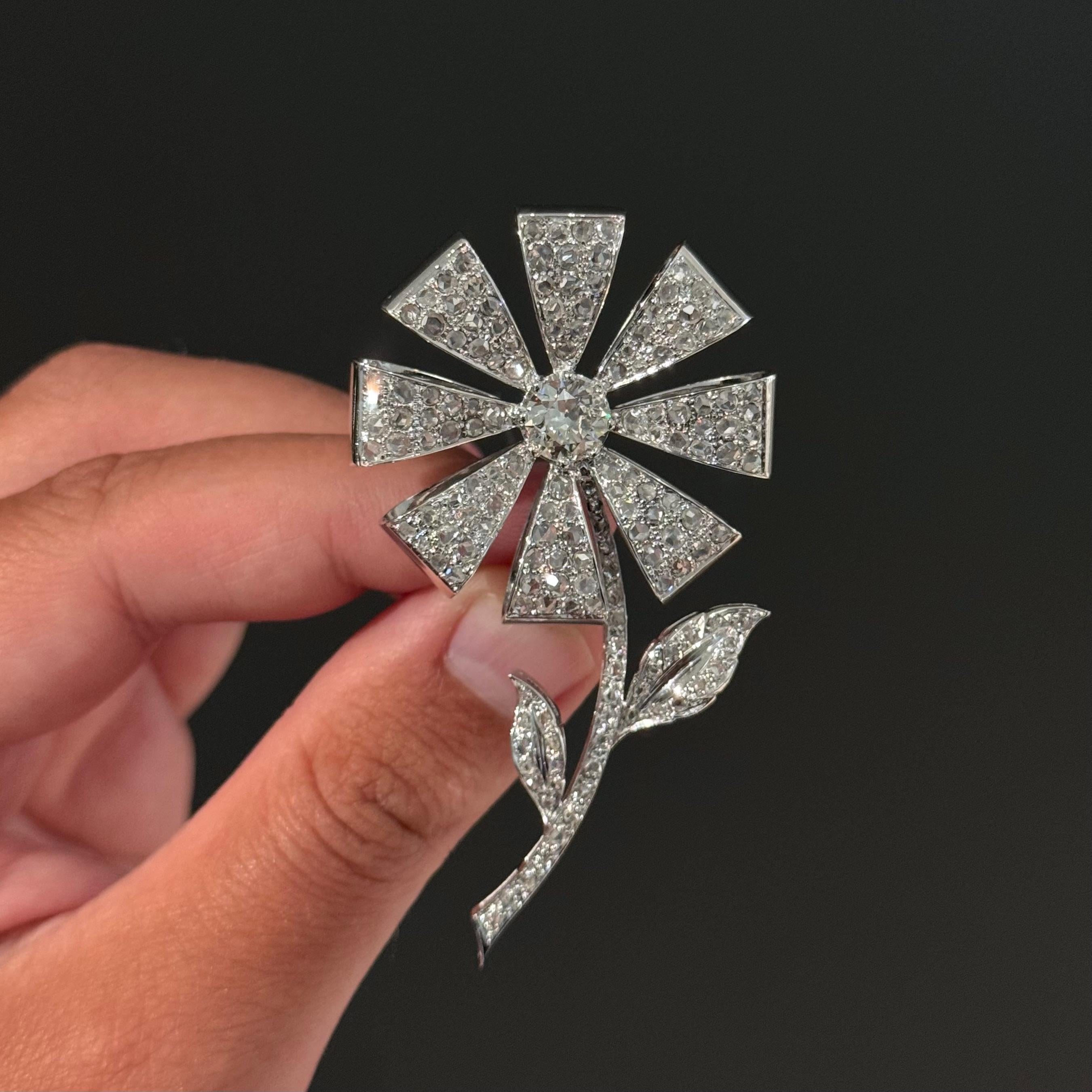 Broche Floral de Diamantes Corte Brillante de Mediados de Siglo Oro Blanco Portugués en venta 5