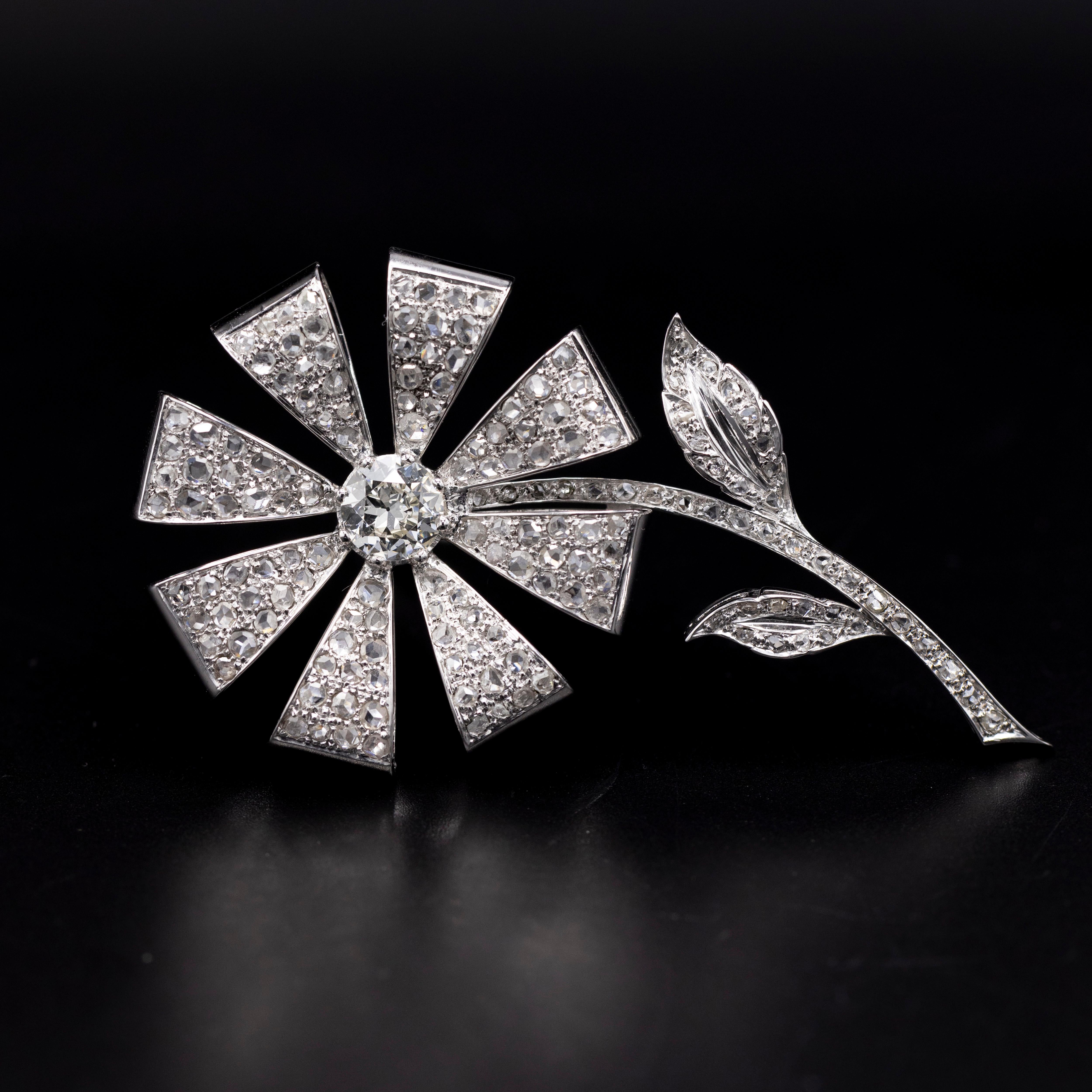Espectacular broche floral europeo de mediados del siglo pasado, talla brillante y talla rosa, de oro blanco de 19,2 quilates, portugués, años 1950/1960. Modelada como una elegante flor con pétalos y hojas meticulosamente dispuestos que brillan con