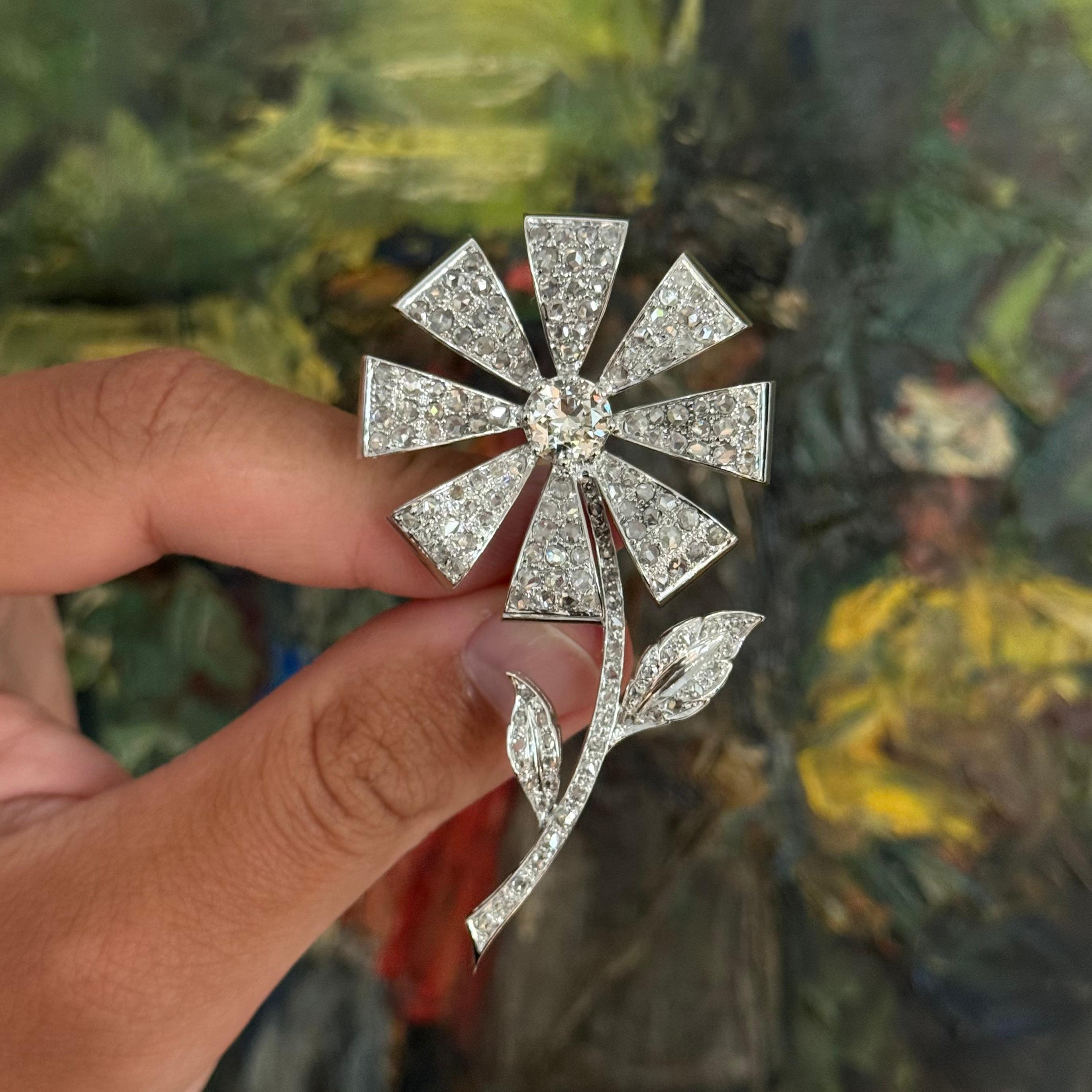 Broche Floral de Diamantes Corte Brillante de Mediados de Siglo Oro Blanco Portugués Moderno en venta