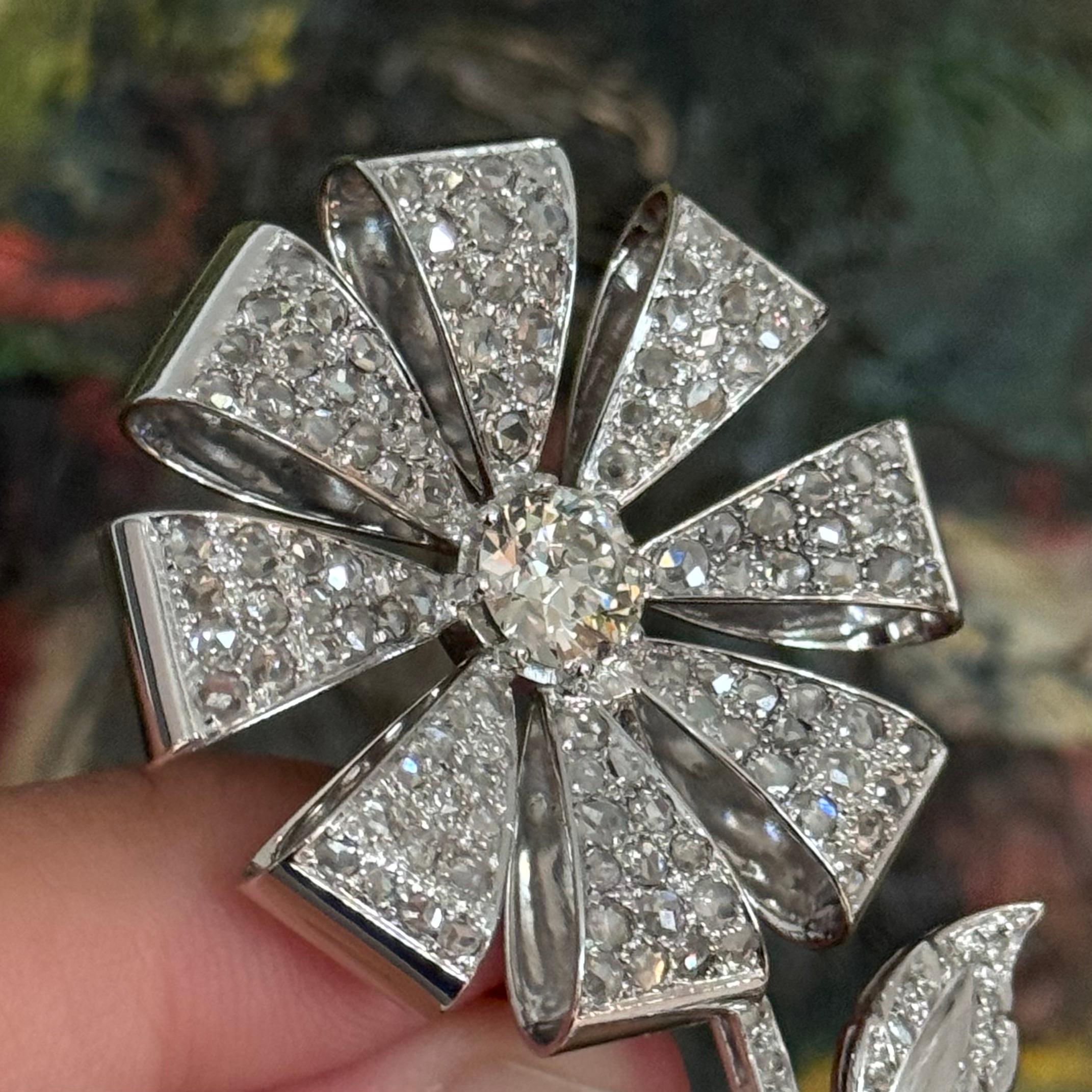 Broche Floral de Diamantes Corte Brillante de Mediados de Siglo Oro Blanco Portugués Corte europeo antiguo en venta