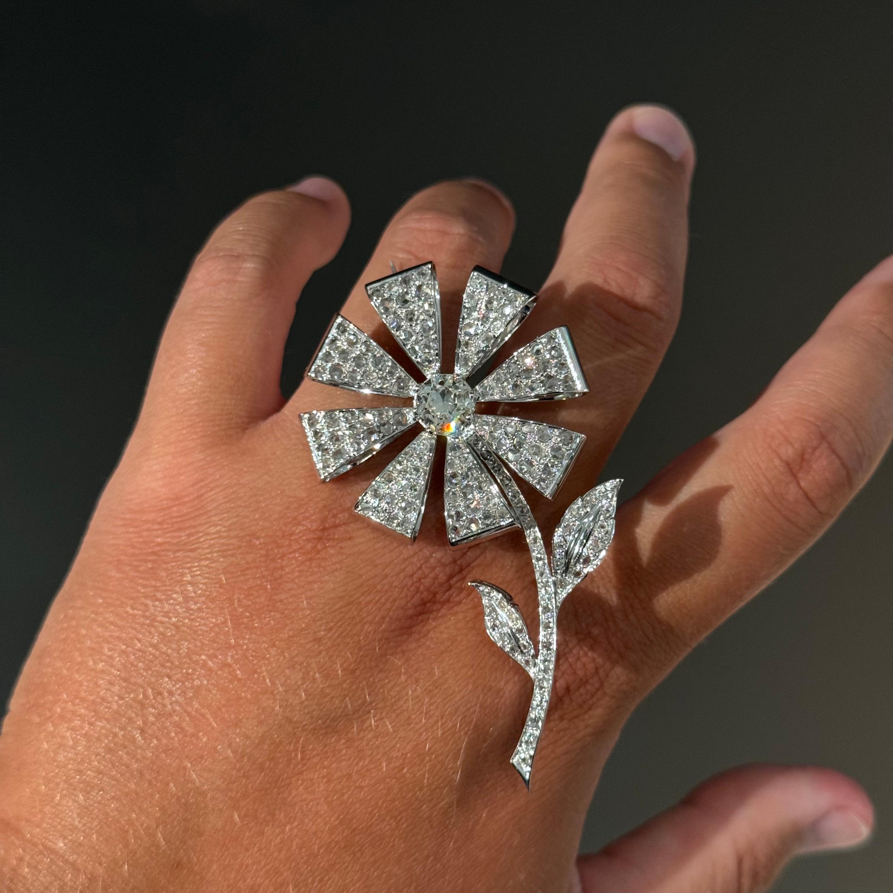 Femenino o masculino Broche Floral de Diamantes Corte Brillante de Mediados de Siglo Oro Blanco Portugués en venta
