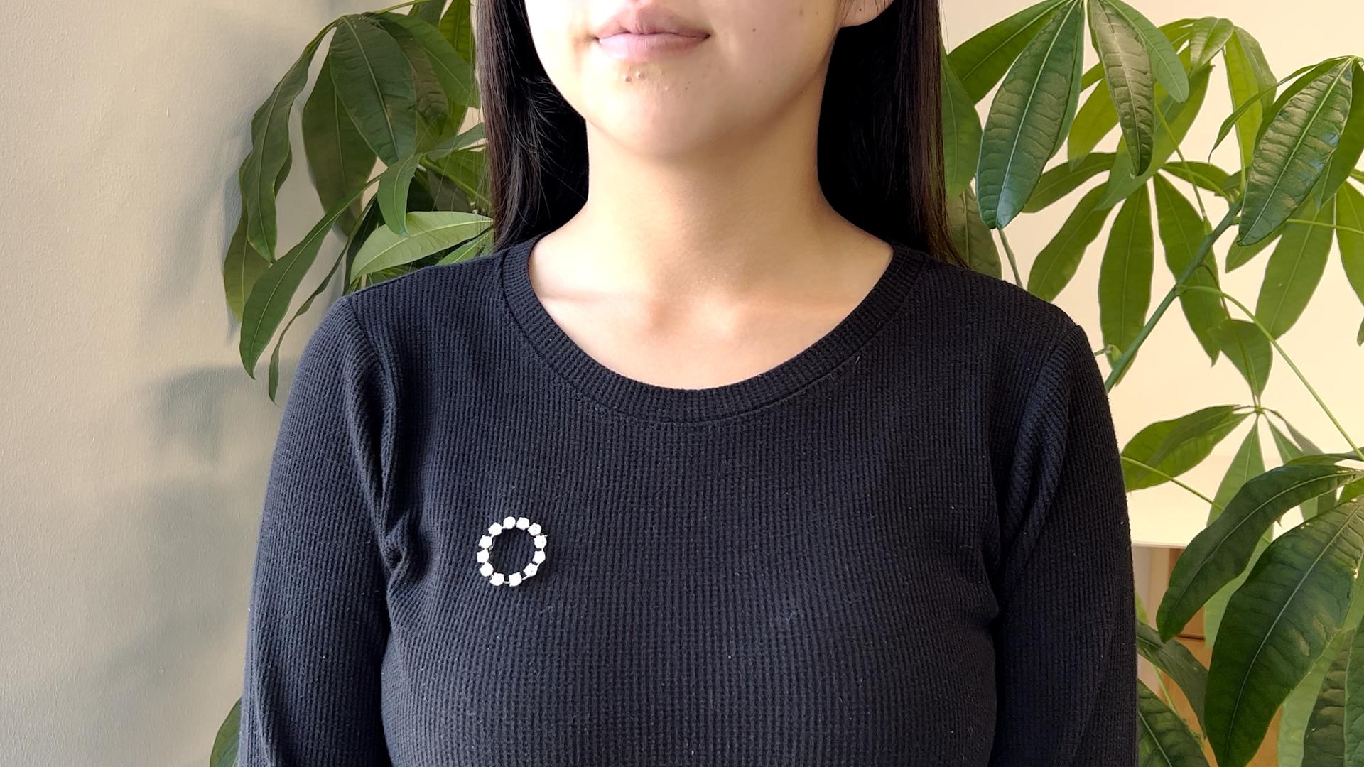 Eine Mid Century Diamond Platinum Brosche. Mit 12 Diamanten im alten europäischen Schliff mit einem Gesamtgewicht von ca. 4,10 Karat, eingestuft als nahezu farblos, Reinheit SI. Gefertigt aus Platin. Um 1950. Die Brosche ist 1 ⅛