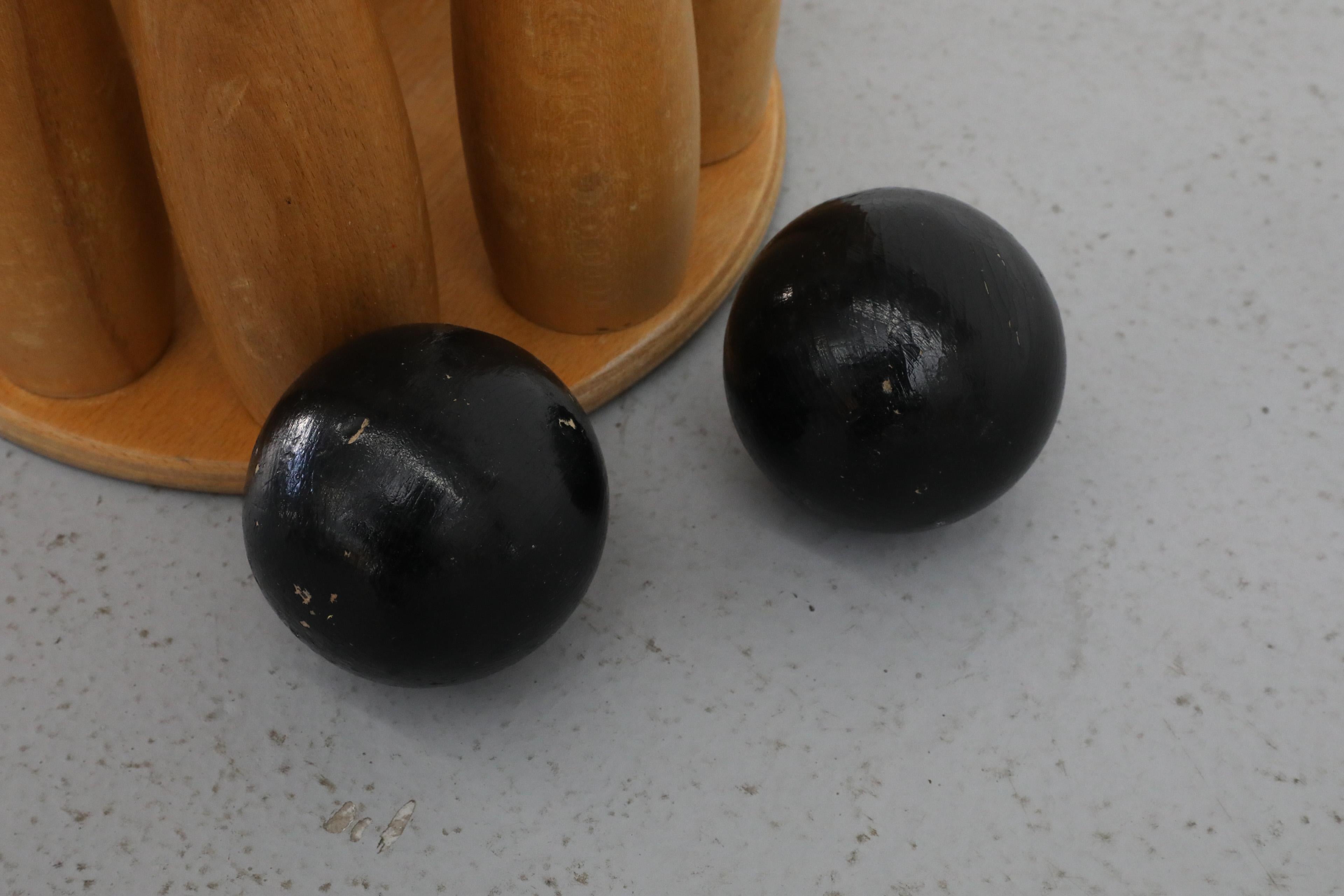 Jeu de quilles en bois à l'ancienne du milieu du siècle 1