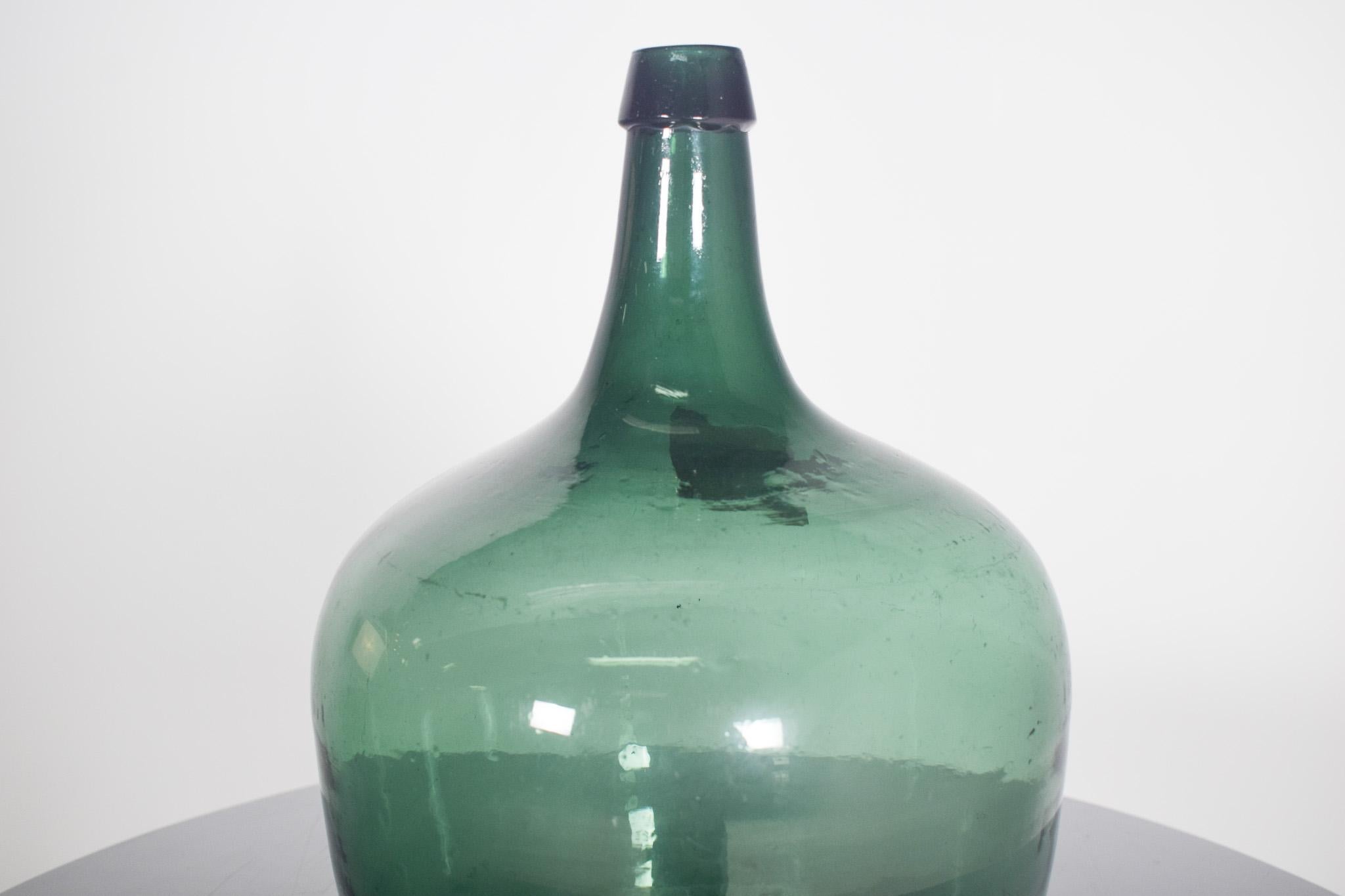 Alte grüne Glasflasche aus der Jahrhundertmitte (Portugiesisch) im Angebot