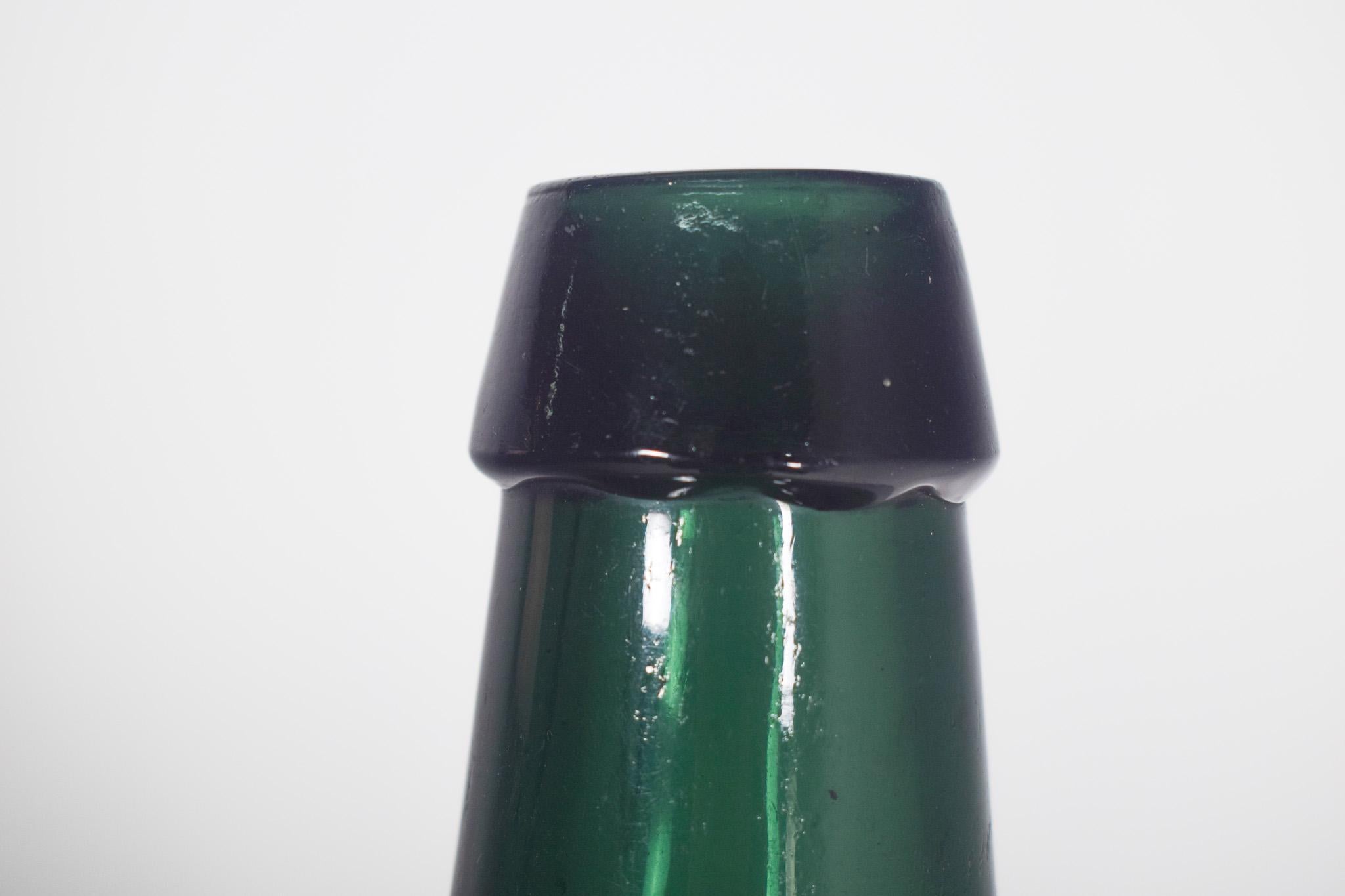 Alte grüne Glasflasche aus der Jahrhundertmitte im Zustand „Gut“ im Angebot in Lisboa, Lisboa