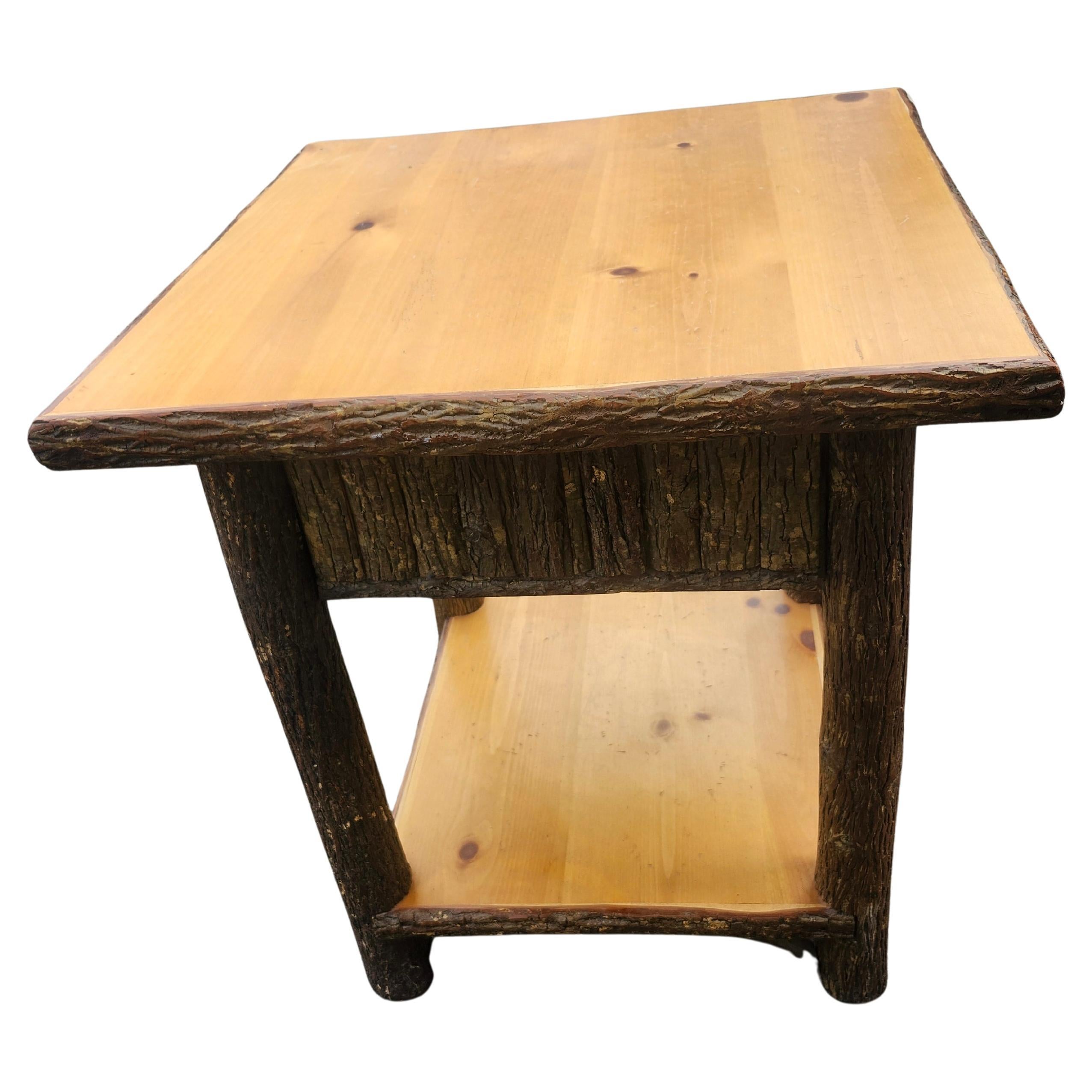 Fabelhafter Ständer mit einer Schublade aus Kiefer und Birke von der Old Hickory Furniture Company. Schöne Handwerkskunst und Design. Hochwertiges, sehr spezielles Stück mit überwiegend Rinde als primärem Finish.
Eine einzelne Schublade gleitet