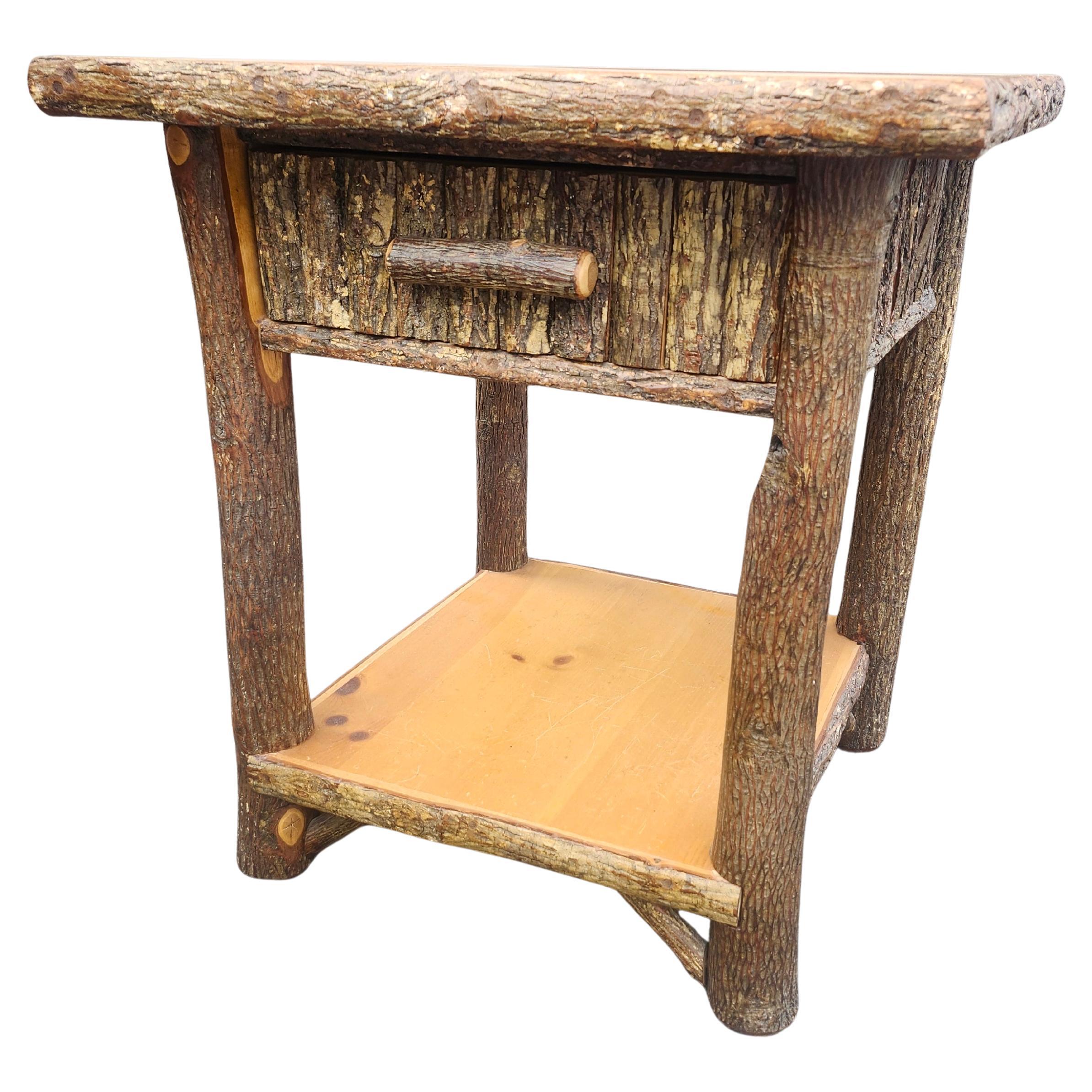 Mid-Century Old Hickory Birke & Kiefer Eine Schublade End Tisch oder Nachttisch (Adirondack) im Angebot