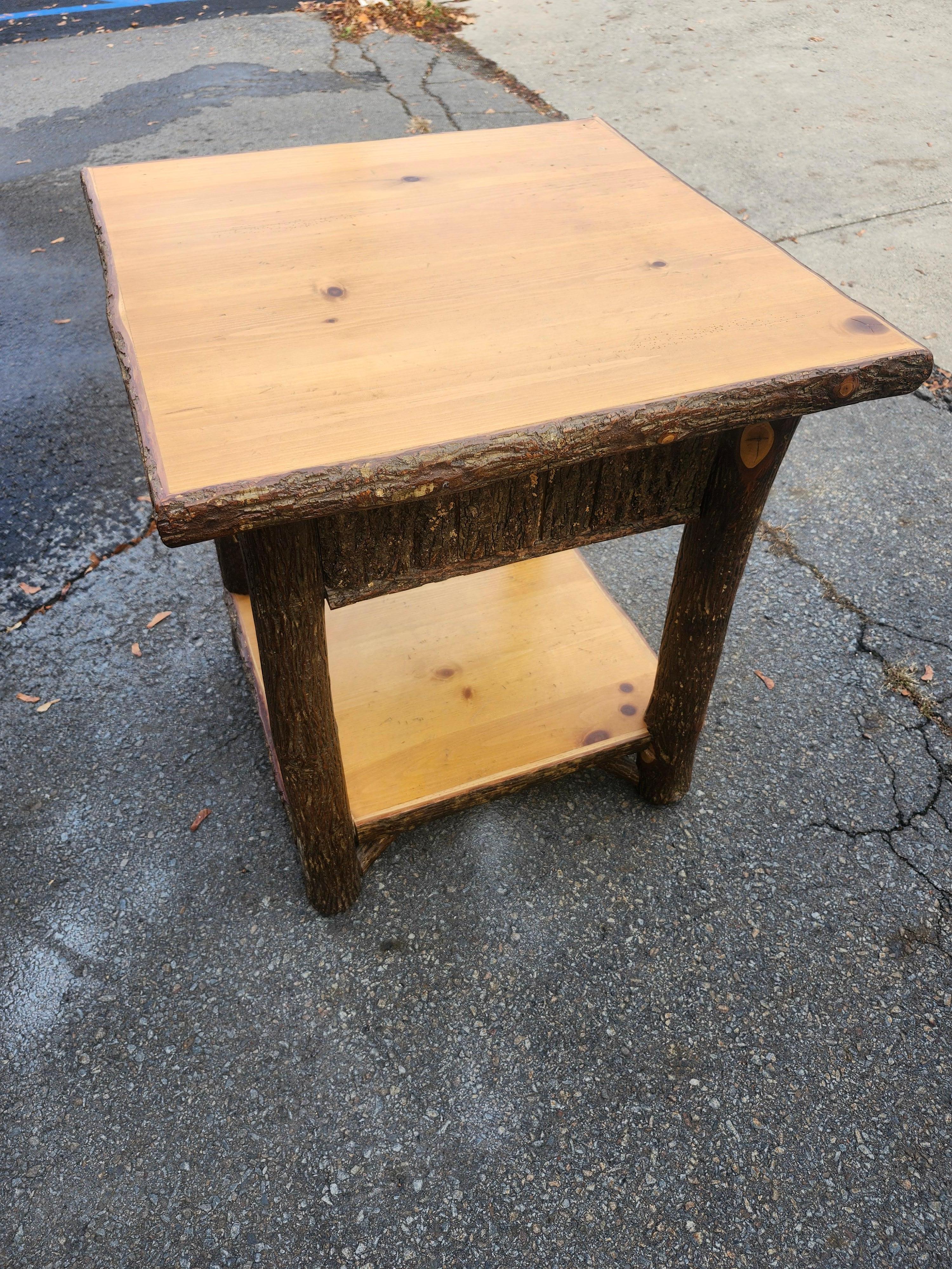 Mid-Century Old Hickory Birke & Kiefer Eine Schublade End Tisch oder Nachttisch (Handgefertigt) im Angebot