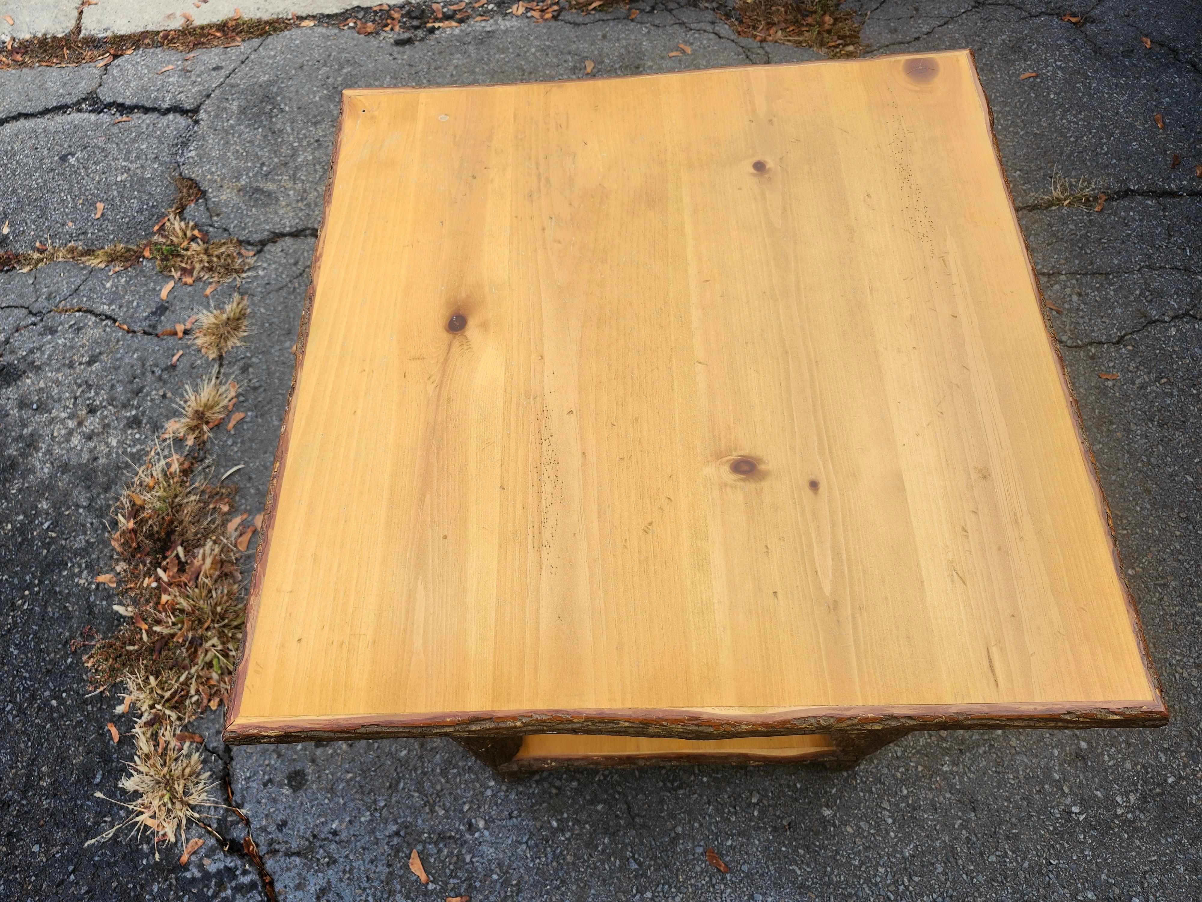 Mid-Century Old Hickory Birke & Kiefer Eine Schublade End Tisch oder Nachttisch im Zustand „Gut“ im Angebot in Port Jervis, NY