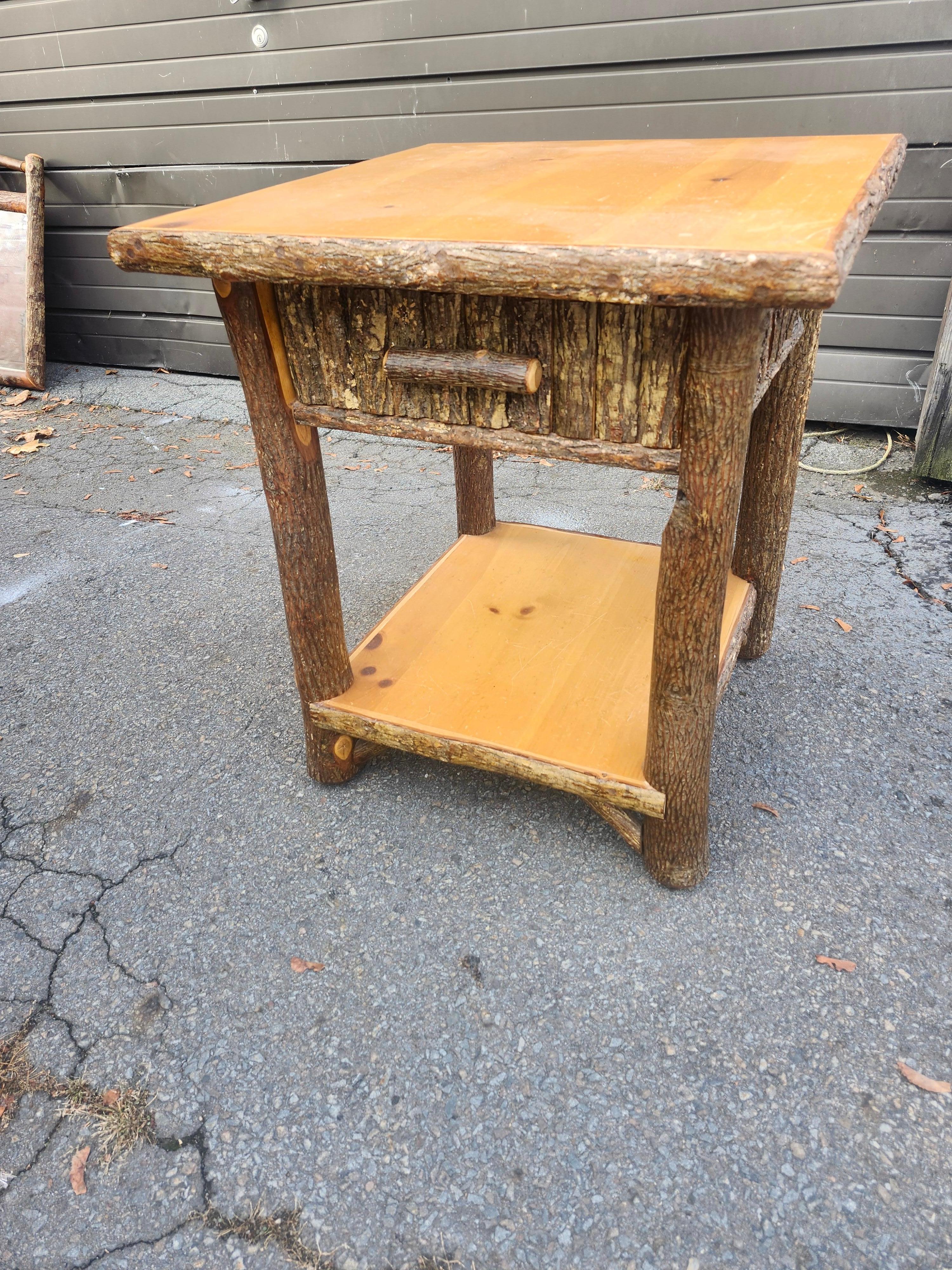 Mid-Century Old Hickory Birke & Kiefer Eine Schublade End Tisch oder Nachttisch (Ende des 20. Jahrhunderts) im Angebot