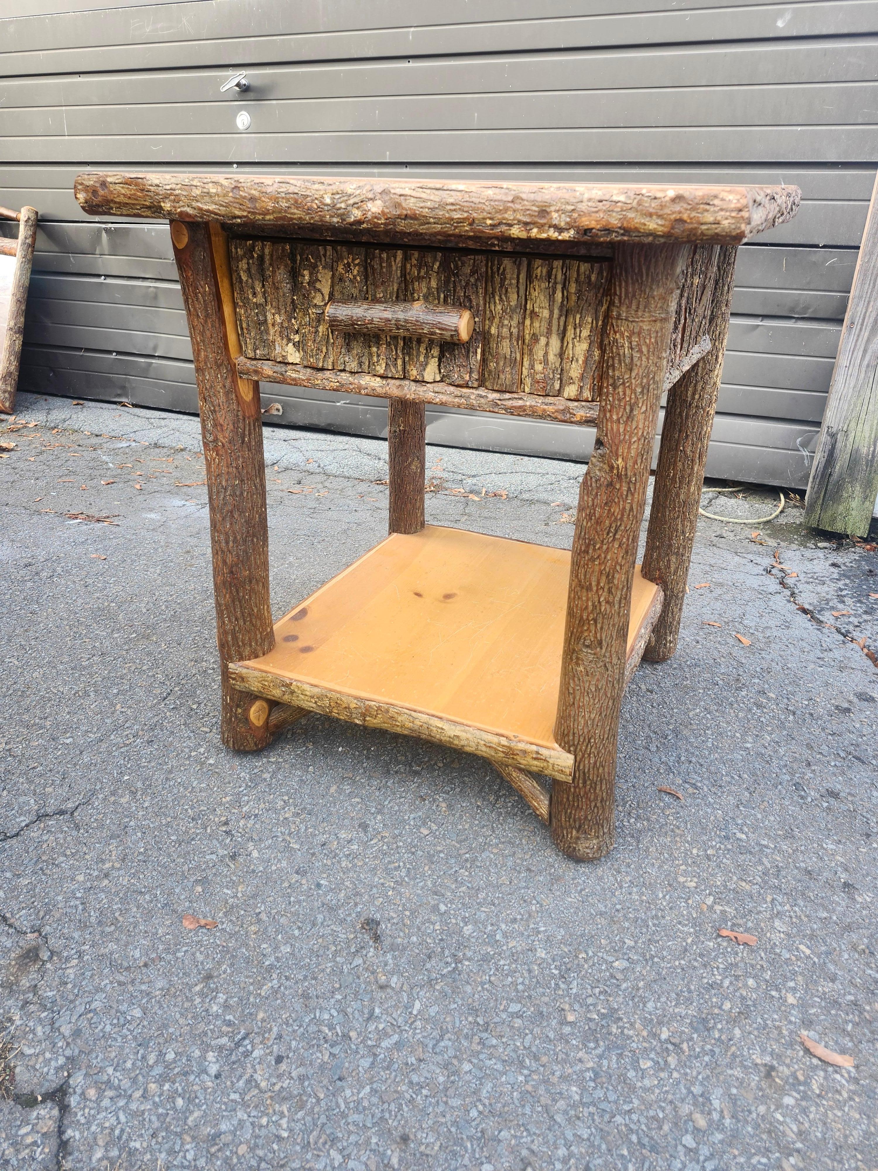 Mid-Century Old Hickory Birke & Kiefer Eine Schublade End Tisch oder Nachttisch im Angebot 1