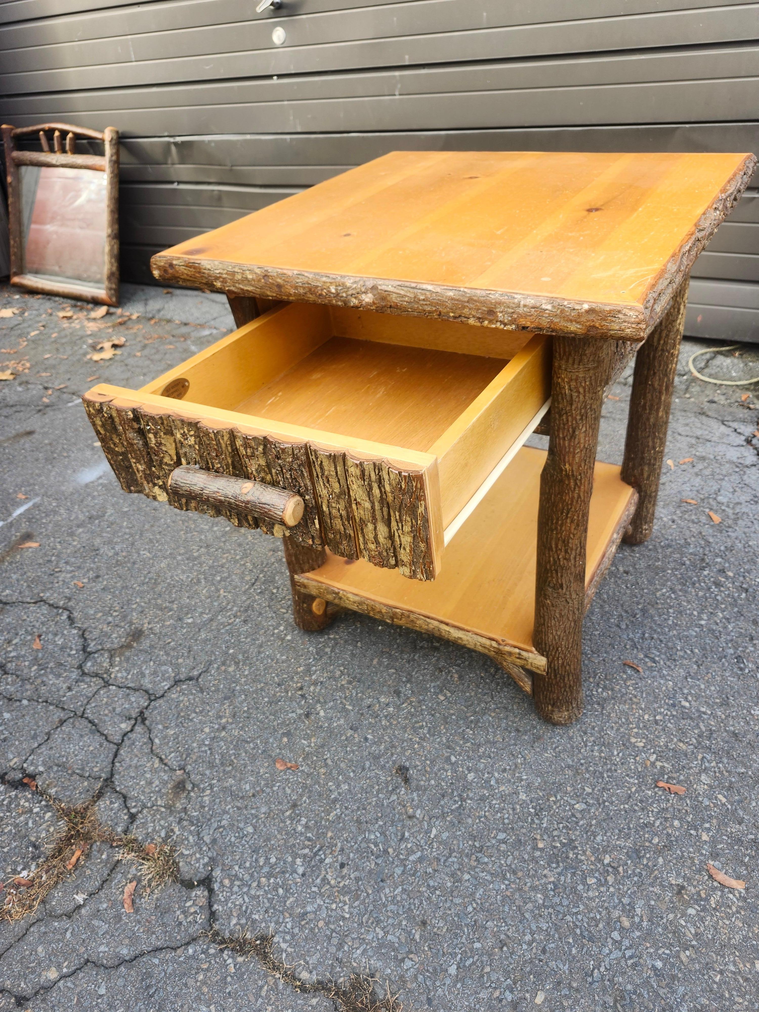 Mid-Century Old Hickory Birke & Kiefer Eine Schublade End Tisch oder Nachttisch im Angebot 2