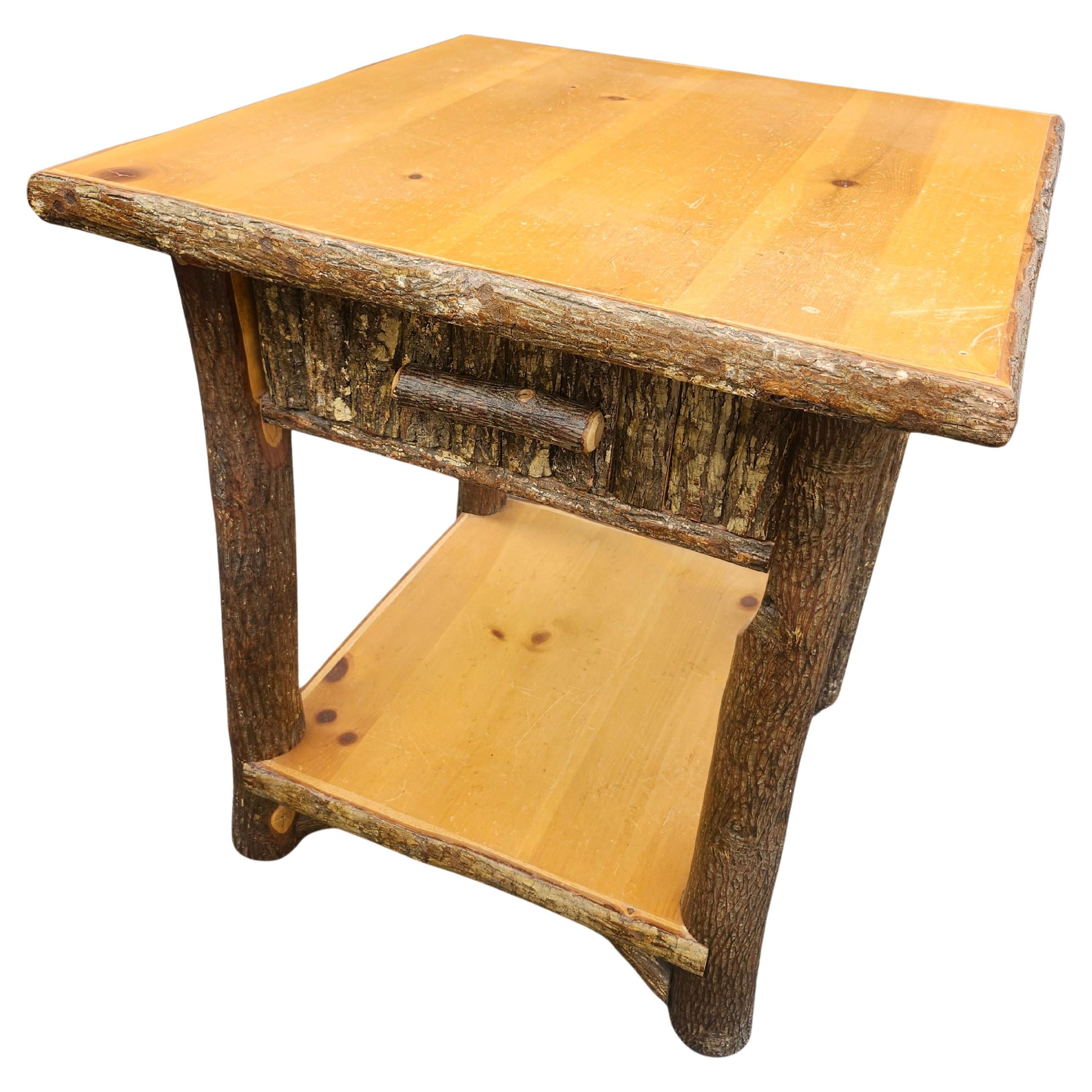 Mid-Century Old Hickory Birke & Kiefer Eine Schublade End Tisch oder Nachttisch im Angebot