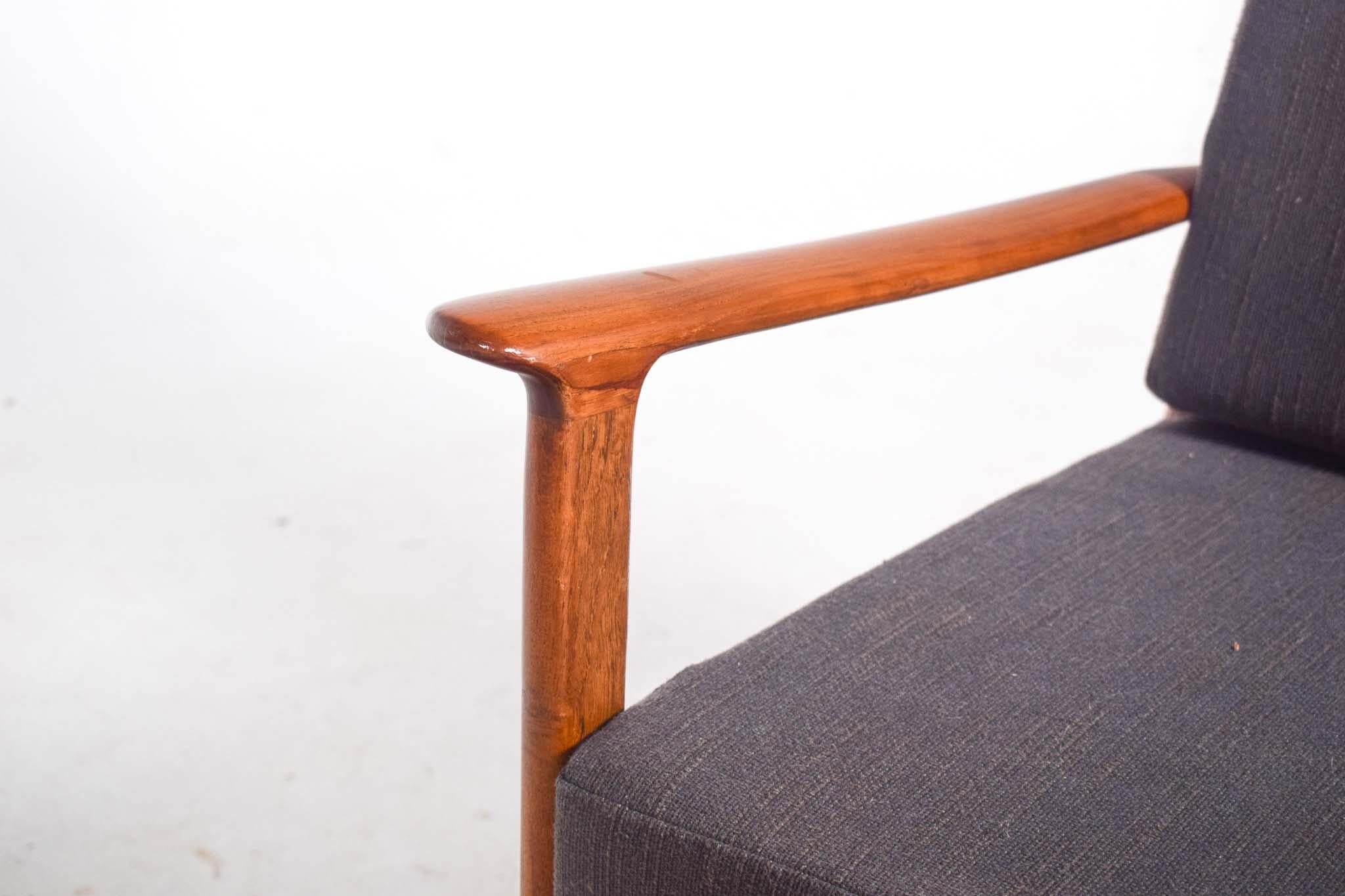 La poltrona di metà secolo, disegnata da Ole Wanscher per Poul Jeppesen Møbelfabrik, modello PJ112, è un capolavoro del design danese. Questa sedia è caratterizzata da un mix di eleganza, semplicità e forma ergonomica.

La sedia presenta una