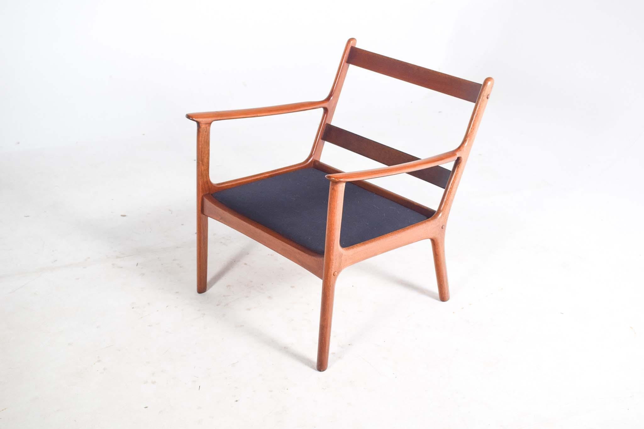Tessuto Sedia facile di metà secolo Ole Wanscher modello PJ 112 in teak in vendita